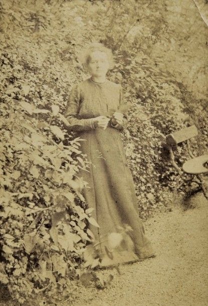 [Marie CURIE (1867-1934)]. Photographie originale, [1903] ; papier albuminé, tirage sépia, 12,8 x 9 cm (pli à un coin).
Rare photographie de Marie Curie en pied, en robe longue, dans un jardin.