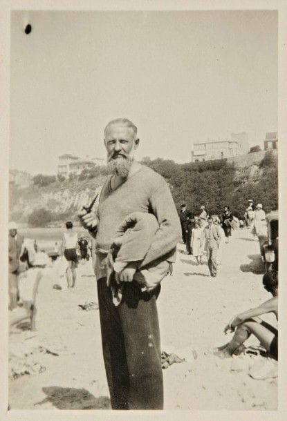 [Kees VAN DONGEN]. 10 photographies noir et blanc, 1918-1927 et s.d. ; formats divers (de 7 x 4,5 à 9 x 14 cm).
Photographies d’amateur : Van Dongen à la plage, en tenue de bain ou habillé, certaines en compagnie de sa compagne Jasmy et d’amis. Plusieurs sont situées et datées au dos par Jasmy : Bidart 1918, Biarritz 1926, Arcachon août 1927. . On joint 9 photographies diverses prises aux mêmes endroits, dont 5 de Jasmy.