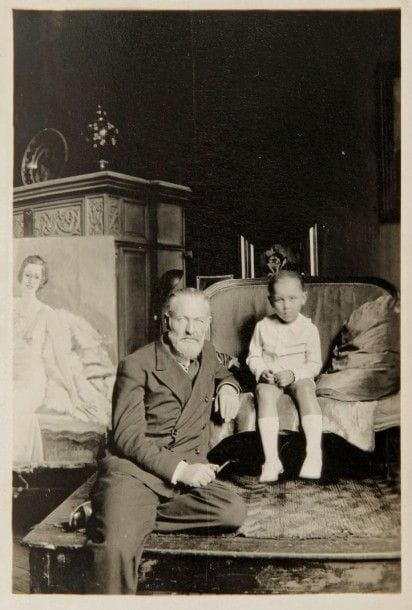 [Kees VAN DONGEN]. 3 photographies noir et blanc, et 11 négatifs, vers 1929 ; 8,5 x 6 cm chaque.
Photographies (prises par Jasmy ?) de Van Dongen dans son hôtel de la rue Juliette-Lamber, devant l’un de ses tableaux, en compagnie de son filleul Jean-Auguste Casséus d’Hennery, dit « Toutoune » (né en 1926, fils de l’ambassadeur d’Haïti, dont Van Dongen a fait un magnifique portrait ; ses parrain et marraine étaient Van Dongen et Jasmy). Les tirages et les négatifs originaux sont dans une pochette Kodak-Pathé annotée par Jasmy : « Papa KK et Toutoune ». On joint 17 photographies de Toutoune à différents âges, la plupart annotées, et une image pieuse pour sa profession de foi.