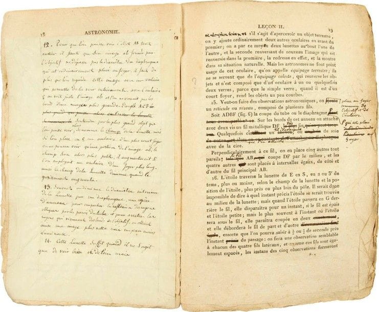 Jean-Baptiste-Joseph DELAMBRE (1749-1822). Abrégé d’astronomie ou Leçons élémentaires d’Astronomie théorique et pratique (Paris, Mme veuve Courcier, 1813) ; in-8, broché, non rogné, couv. muette (exemplaire très usagé, en partie débroché, faux-titre détaché, 2e plat de la couv. manquant, planches débrochées, qqs petites déchir.).
Précieux exemplaire largement revu et corrigé et en partie réécrit par l’auteur.. Édition originale. 6 planches hors-texte, repliées.. L’exemplaire est couvert de notes autographes de l’auteur, sans doute en vue de son édition très augmentée de 1814, en 3 volumes in-4 : Astronomie théorique et pratique.. Delambre a écrit des corrections et additions dans les marges, et a collé sur l’imprimé des morceaux de papier, soit pour cacher des passages supprimés, soit pour donner de nouveaux textes mis au net. Plus de soixante pages sont entièrement autographes, et chacune des autres, jusqu’à la page 202 (les huit premières leçons), est modifiée directement de sa fine écriture. Les planches (sauf la ii et la vi) ont elles aussi été corrigées par le collage de croquis.. Ce volume peut être considéré comme un second manuscrit de l’œuvre, pour les huit premières leçons.