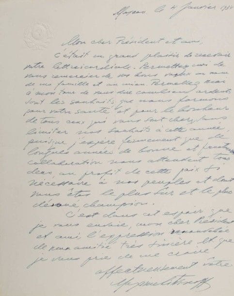 Maxime litvinoff (1876-1951) homme politique et diplomate soviétique, Commissaire du Peuple aux Affaires étrangères. L.A.S., Moscou 4 janvier 1934, au Président Édouard Herriot ; 1 page in-4 aux armes soviétiques.
Réponse à ses vœux : « j’espère fermement que de longues années de bonne et fructueuse collaboration nous attendent tous deux, au profit de cette paix si nécessaire à nos peuples et dont vous êtes le plus sûr et le plus dévoué champion »…