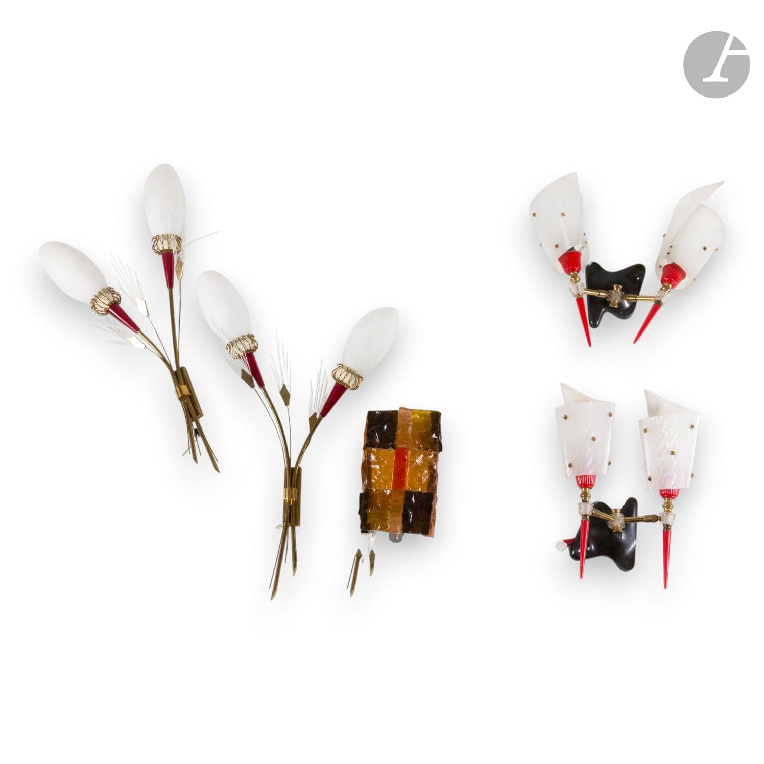 1960S WORK
2 pairs of gilded metal and red plastic sconces with opaque white shades.
One sconce with polychrome molded glass assembly.
Several accidents, used condition.
H. 37 to 61 cm

Special collection conditions: Lots to be collected after the sale on Monday June 15 and Tuesday June 16 at Saint-Ouen.