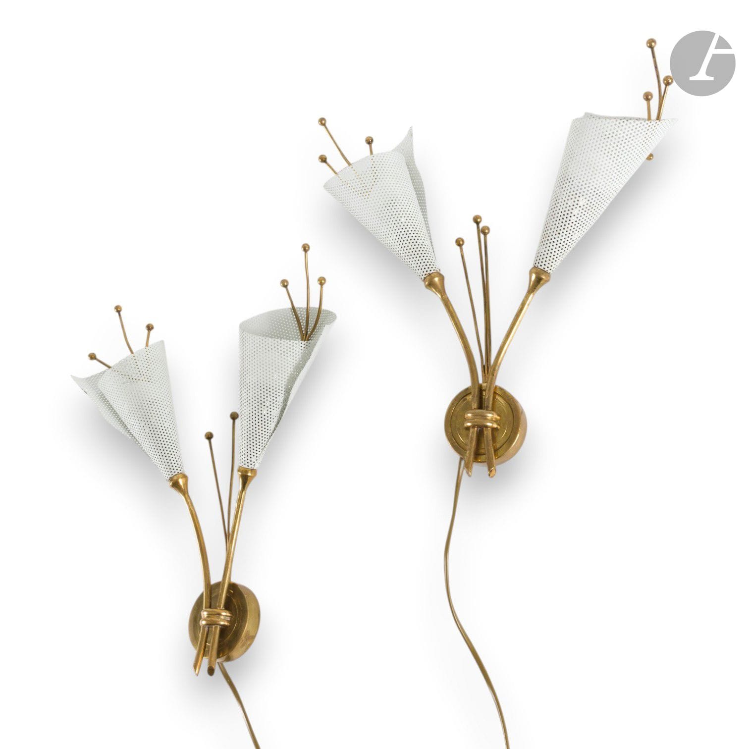 1970S WORK
Pair of gilded metal sconces, white metal shades perforated in imitation of flowers. 
Oxidation, rust.
H. 44 cm

Special collection conditions: Lots to be collected after the sale on Monday June 15 and Tuesday June 16 at Saint-Ouen.
