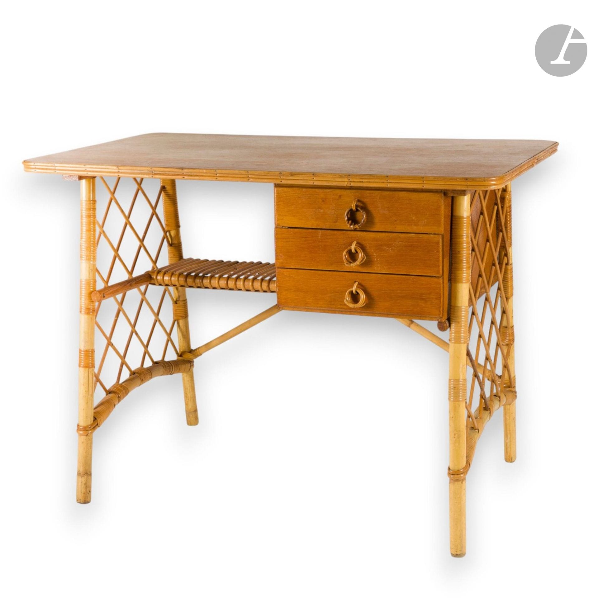 TRAVAIL DES ANNÉES 1970
Bureau en rotin, le plateau en contreplaqué et 3 tiroirs en ceinture.
Accidents à l'un des tiroirs.
H. 75 cm - L. 100 cm - P. 61 cm

Conditions de retrait particulières : Lots à récupérer après la vente le lundi 15 et mardi 16 juin à Saint-Ouen.