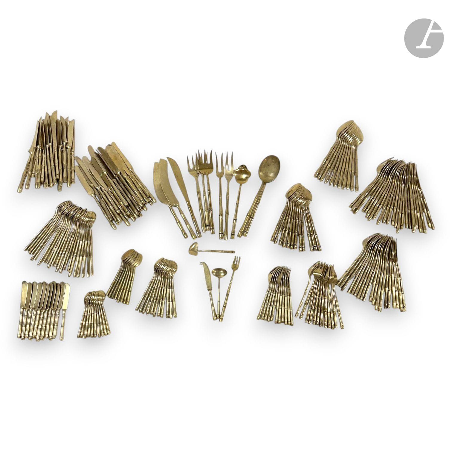 TRAVAIL DES ANNÉES 1970
Plusieurs parties de ménagères en métal doré à l'imitation de bambou, comprenant 202 pièces : 
- 44 fourchettes,
- 44 couteaux,
- 22 grandes cuillères,
- 21 cuillères à glace ou entremets,
- 24 fourchettes à entremet,
- 20 petites cuillères,
- 11 couteaux à beurre,
- 16 pièces de service, 
Manques à la dorure, état d'usage.

Conditions de retrait particulières : Lots à récupérer après la vente le lundi 15 et mardi 16 juin à Saint-Ouen.