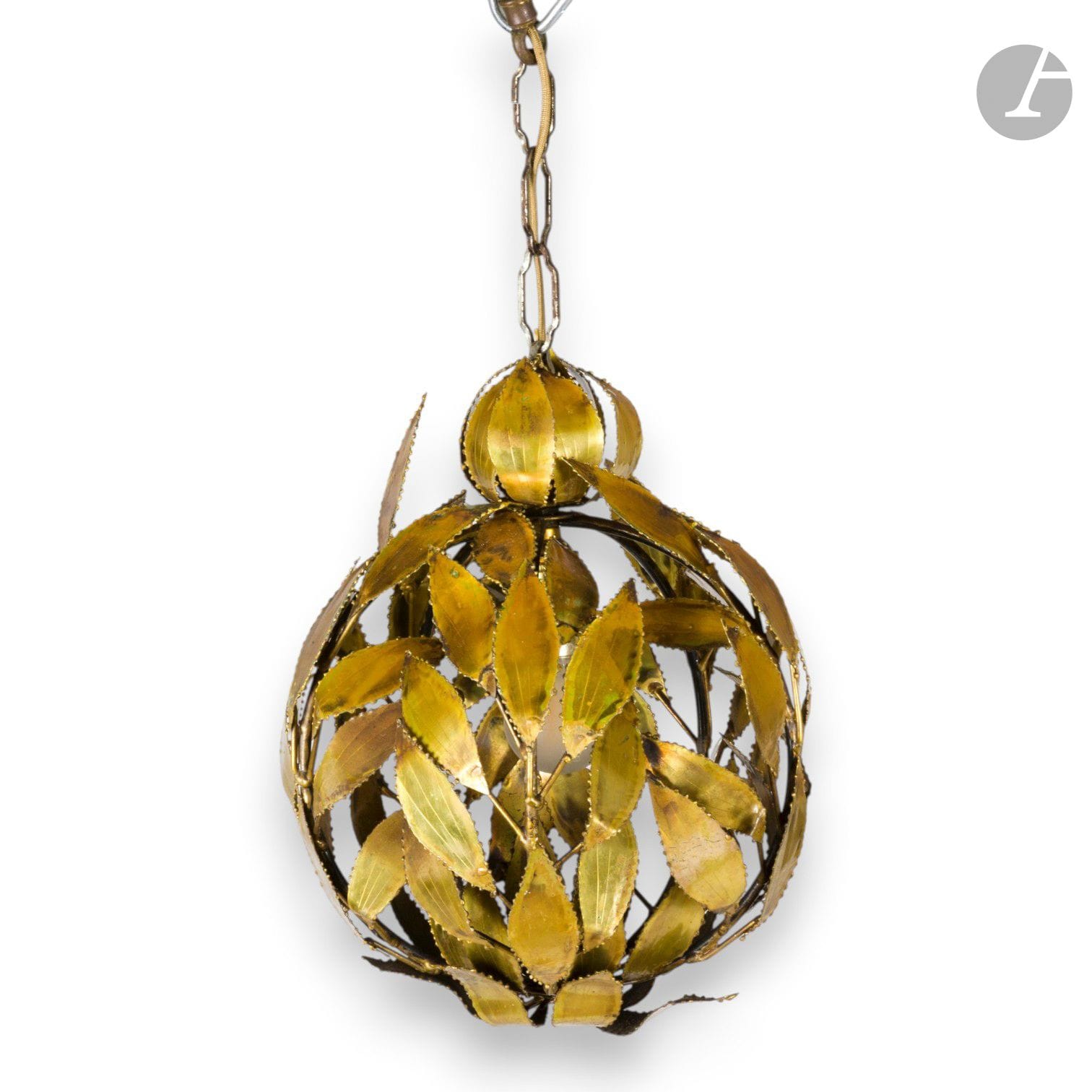 TRAVAIL DES ANNÉES 1970
Suspension en métal doré en forme de boule feuillagée.
Traces d'usure, rouille, pliures.
H. 50 cm

Conditions de retrait particulières : Lots à récupérer après la vente le lundi 15 et mardi 16 juin à Saint-Ouen.
