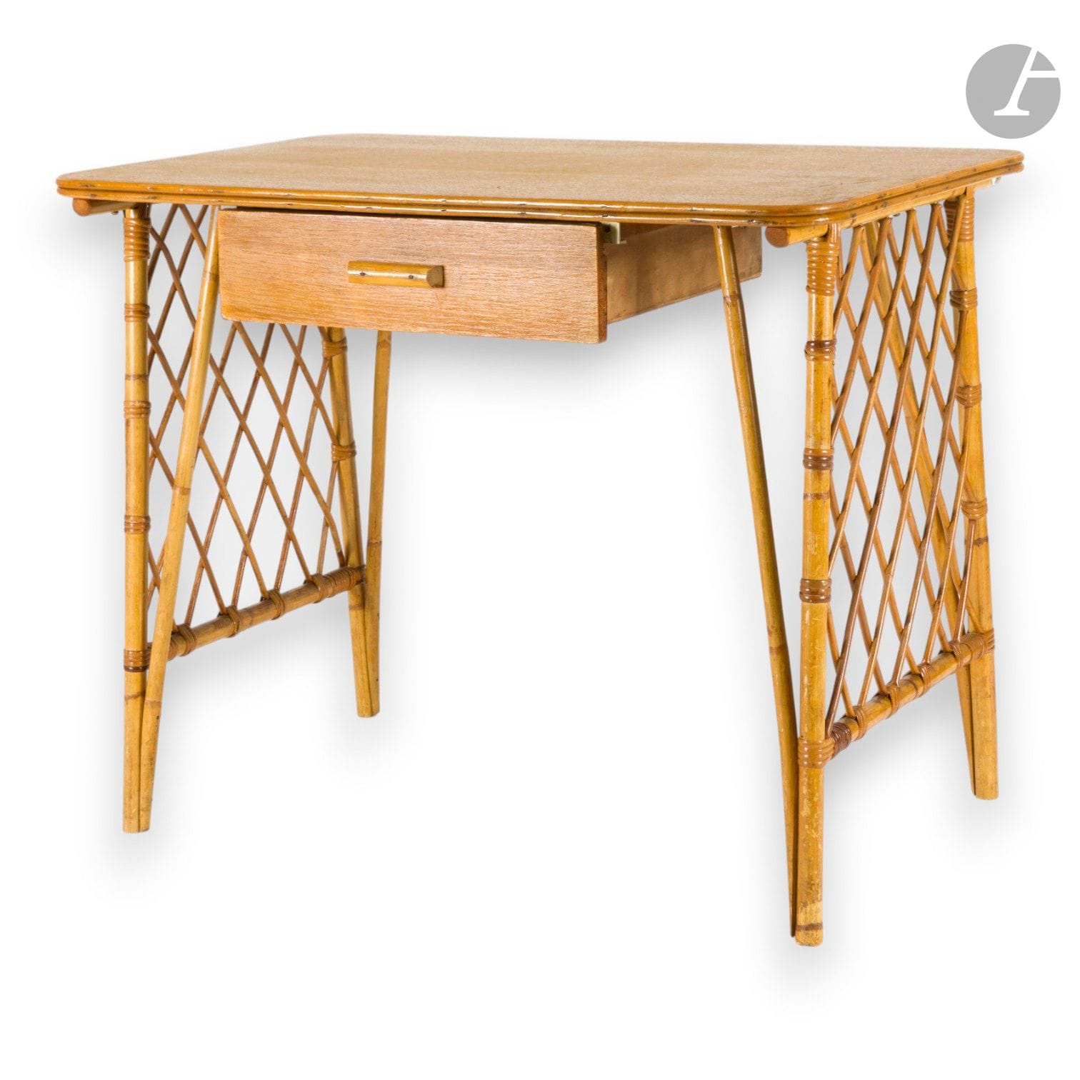 1960S WORK
Desk in rattan, bamboo and wooden top opening with a drawer in the waist.
Misses, scratches, used condition.
H. 73 cm - W. 91 cm - D. 61 cm 

Special collection conditions: Lots to be collected after the sale on Monday June 15 and Tuesday June 16 at Saint-Ouen.