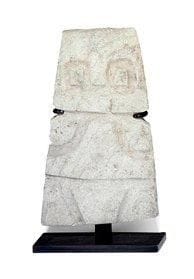 Personnage debout stylisé. Pierre grise. Culture Valdivia, Équateur 2500 - 2000 av. J.-C. H: 15,5 cm Provenance: collection privée, France