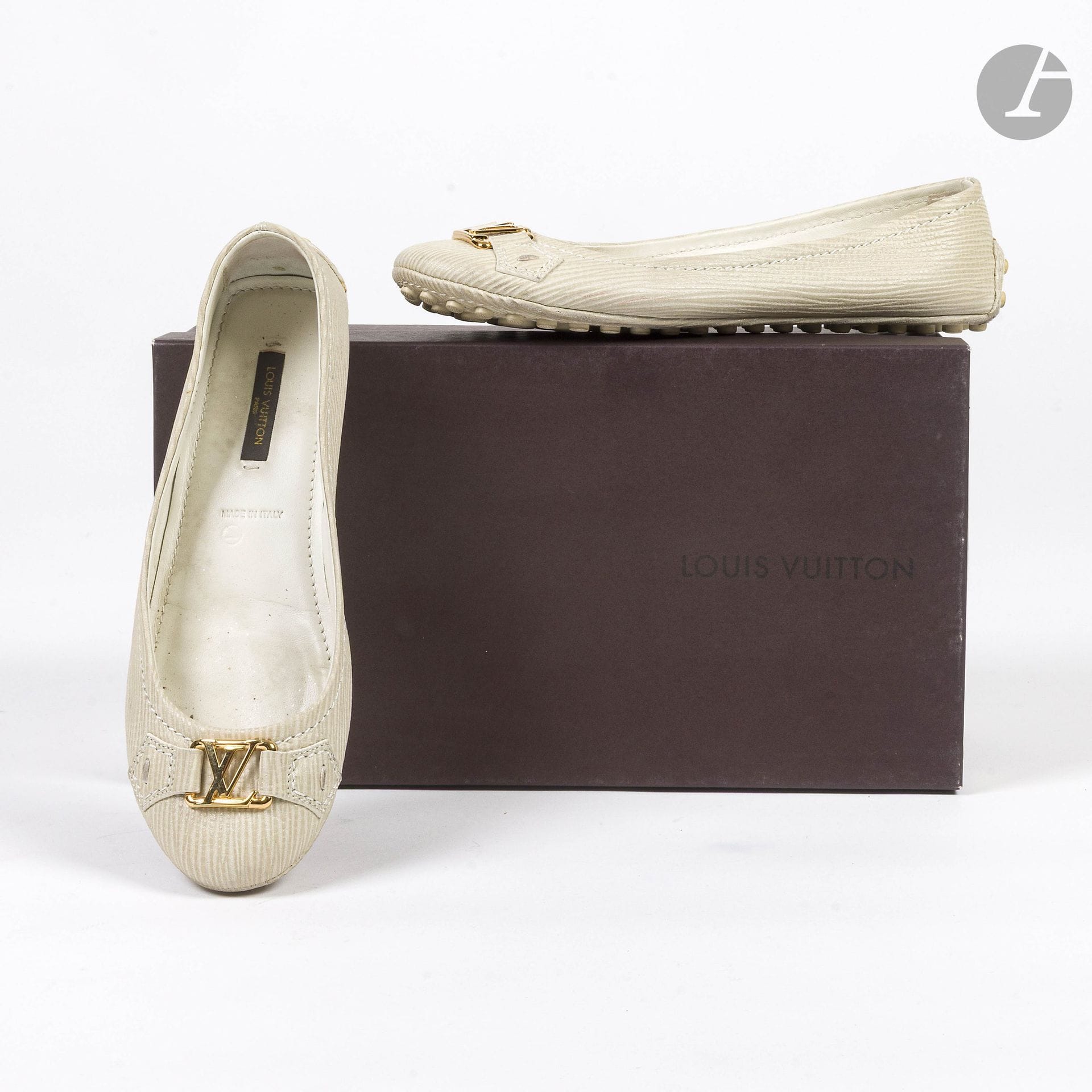 LOUIS VUITTON
Pair of OXFORD ballet flats in ivory Épi leather, with a gold-tone LV buckle. Size 37 indicated
In its box
(some signs of wear, sale tag)