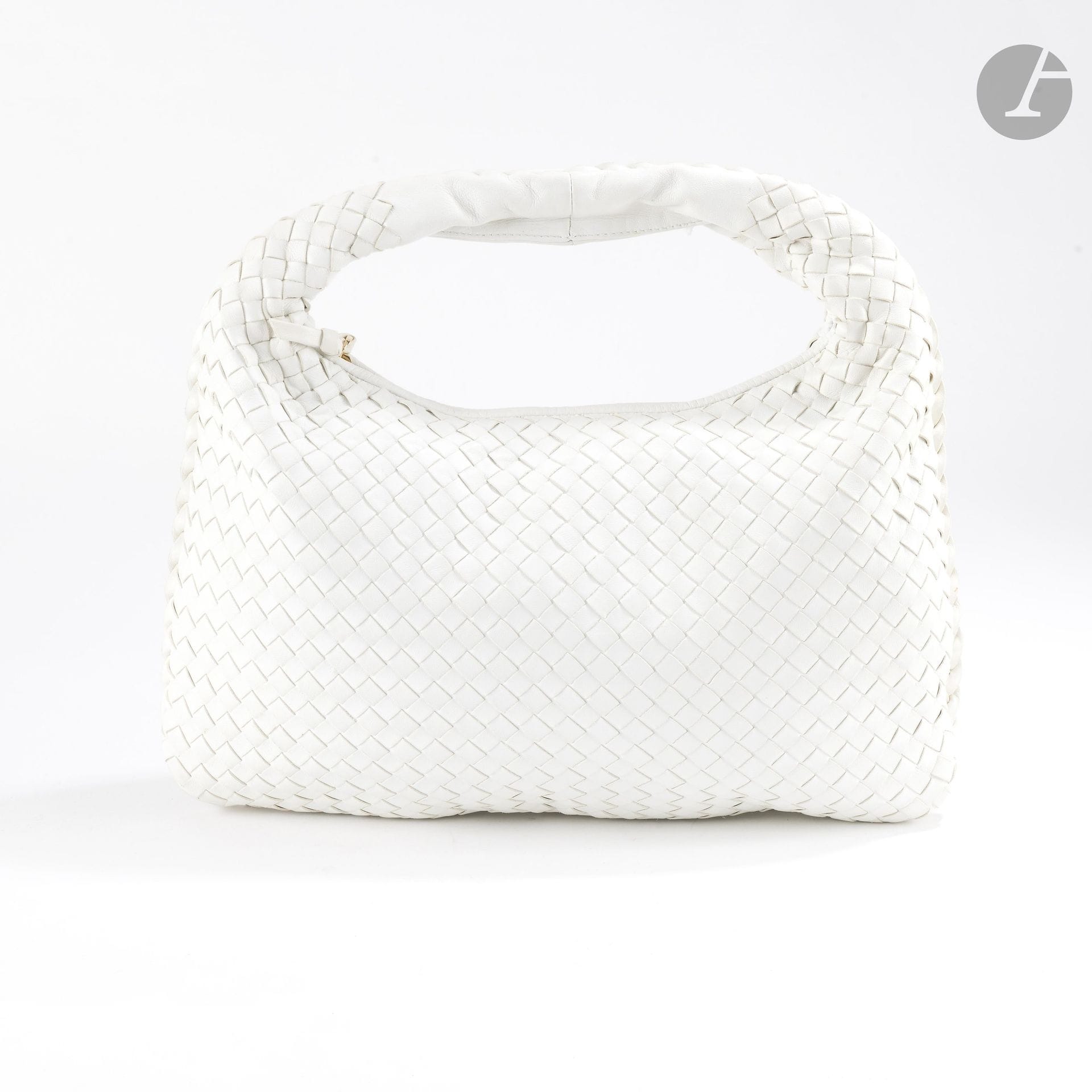 BOTTEGA VENETA
Sac VENETA en cuir Intrecciato blanc, garniture en métal doré. Intérieur en suédine bleu clair
40 x 25 x 4 cm
(bel état, très légères traces)