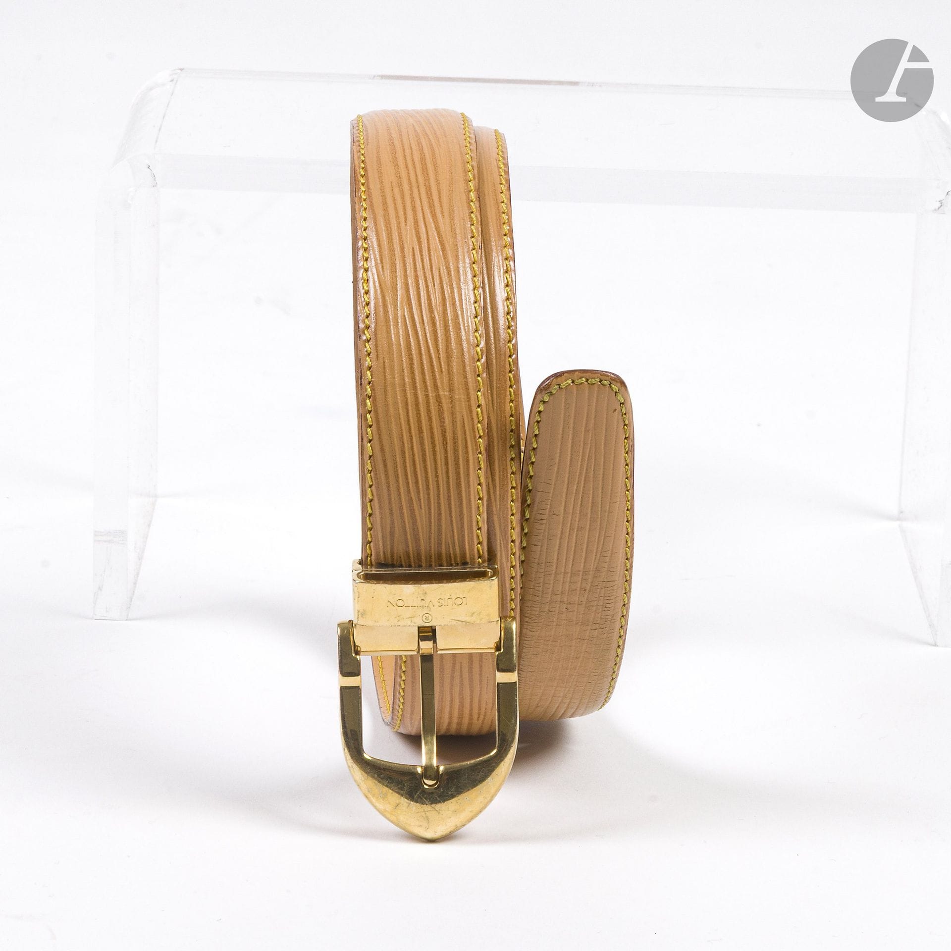 LOUIS VUITTON
Beige Épi leather belt with a gold-tone metal buckle. Size 70 approx. – very small size
(sale stamp, some signs of wear)