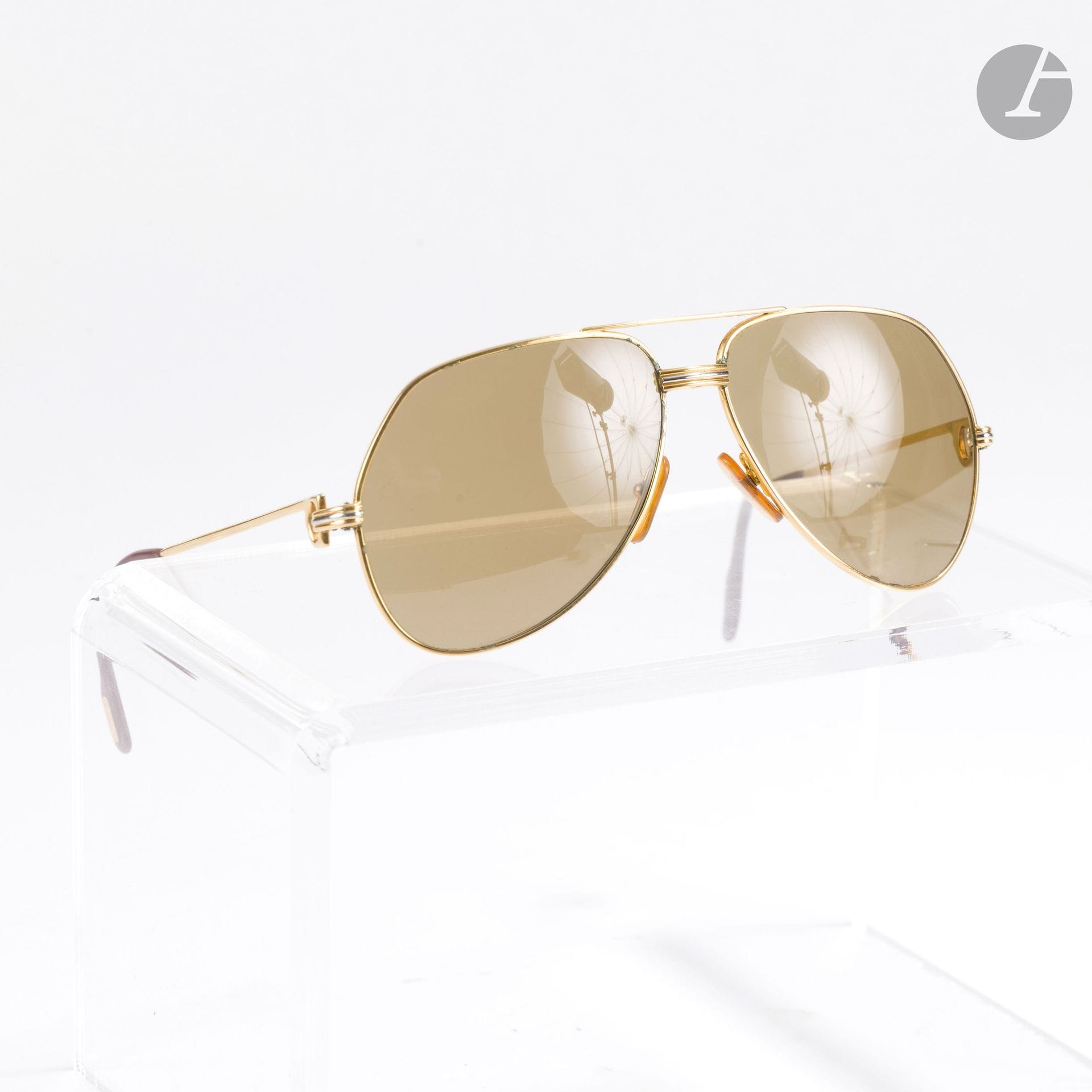 CARTIER
Paire de lunettes de soleil VENDÔME en métal doré. Grande taille. Dans son étui
(pertes de dorure, traces d'usage)