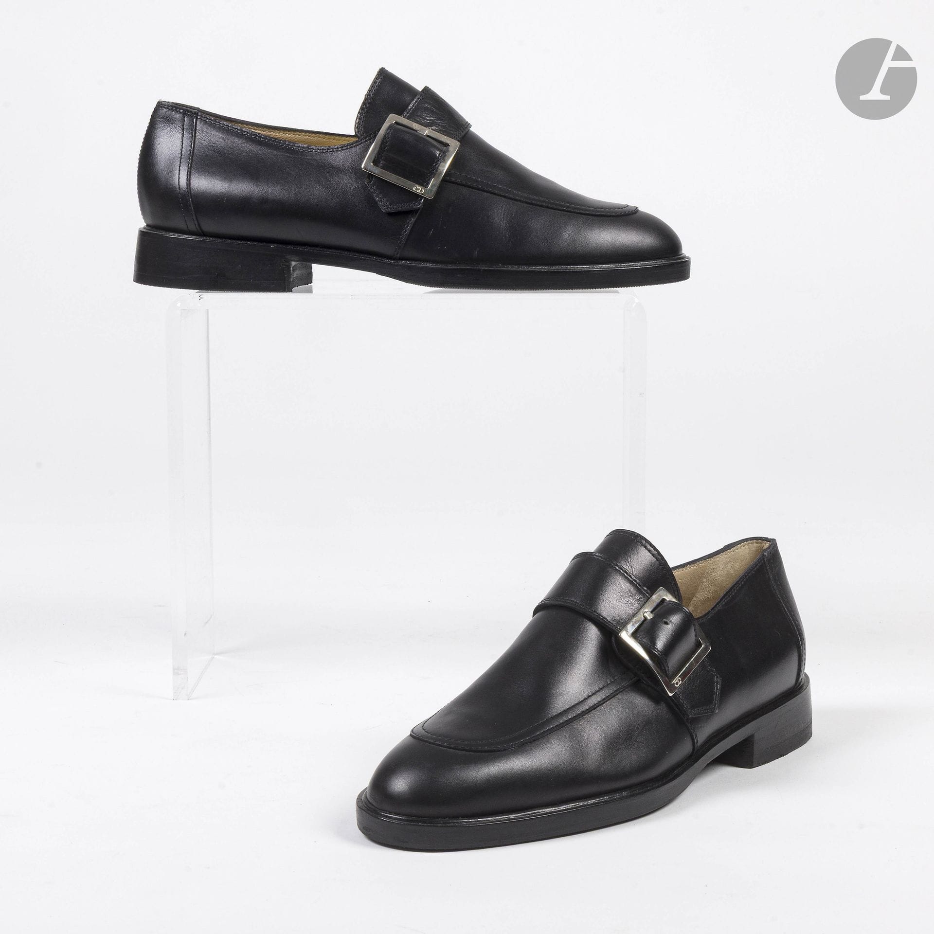 CHRISTIAN DIOR
Paire de souliers à boucle en cuir noir, boucle en métal argenté. T.41 indiqué
(ressemelés, très légères traces)