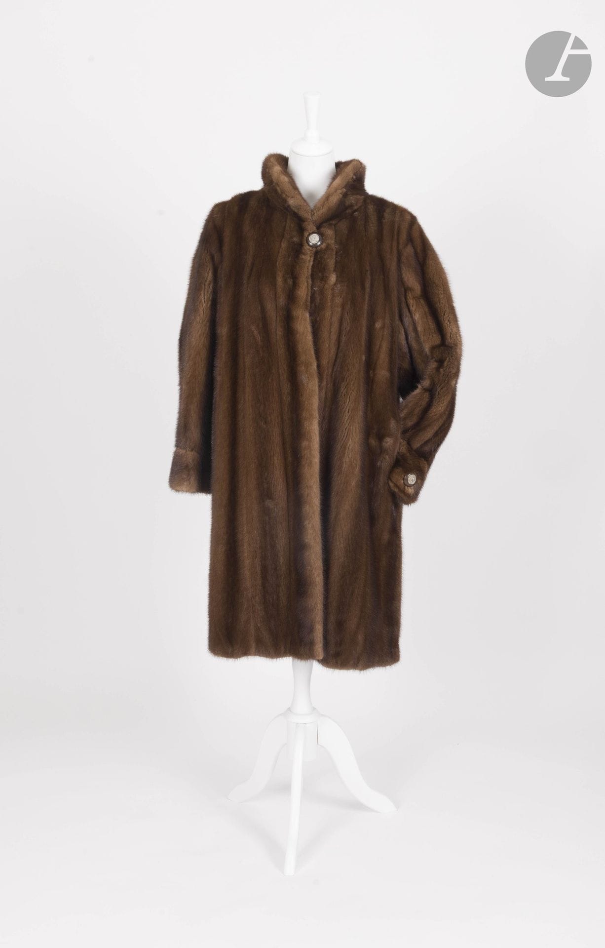 YVES SAINT LAURENT FUR
Brown mink 3/4-length coat. Size 40–42 approx.
(wear on the facings)