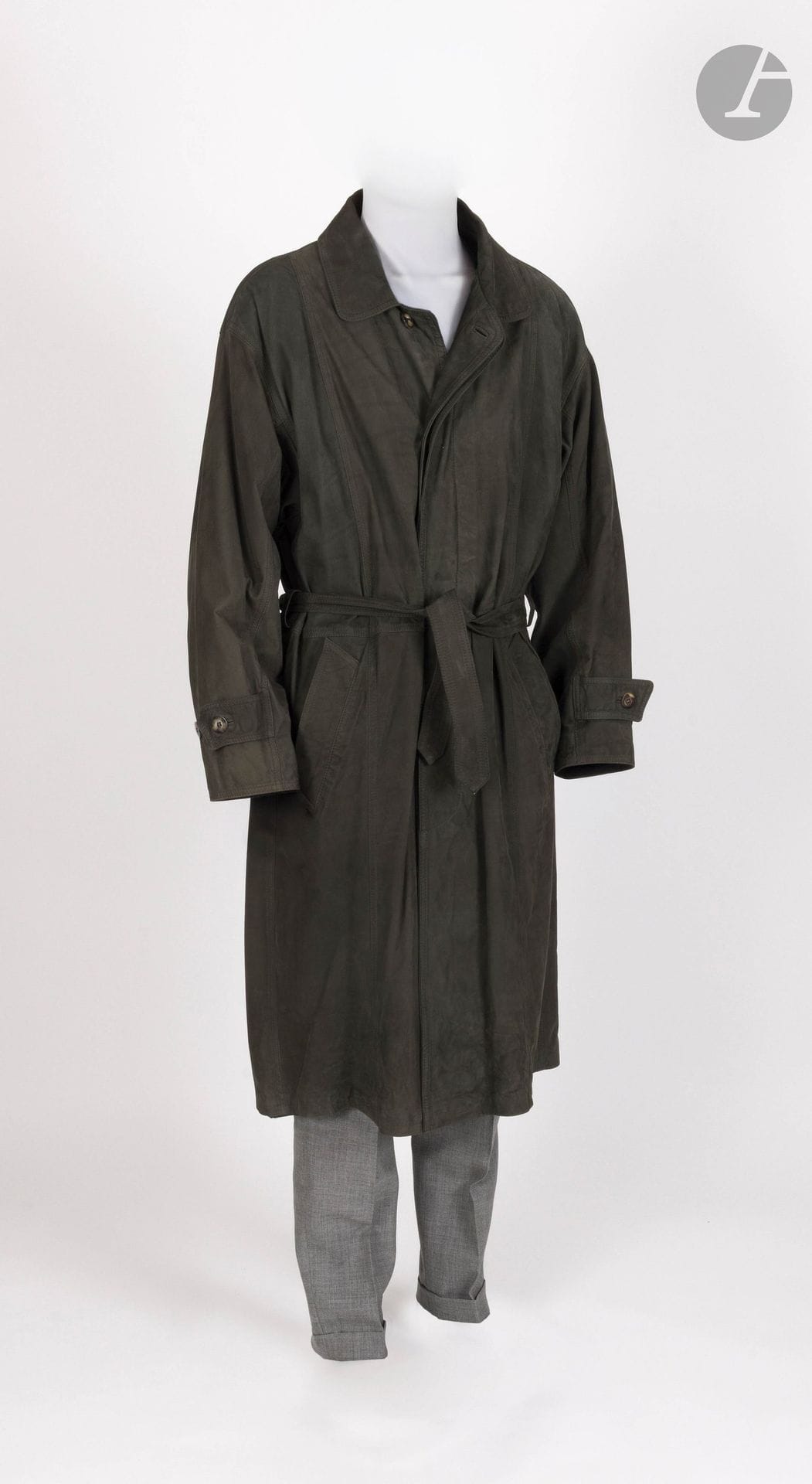 CHRISTIAN DIOR BOUTIQUE MONSIEUR
Men's coat in gray-green suede calfskin, S.48 shown, with belt
(small patina)