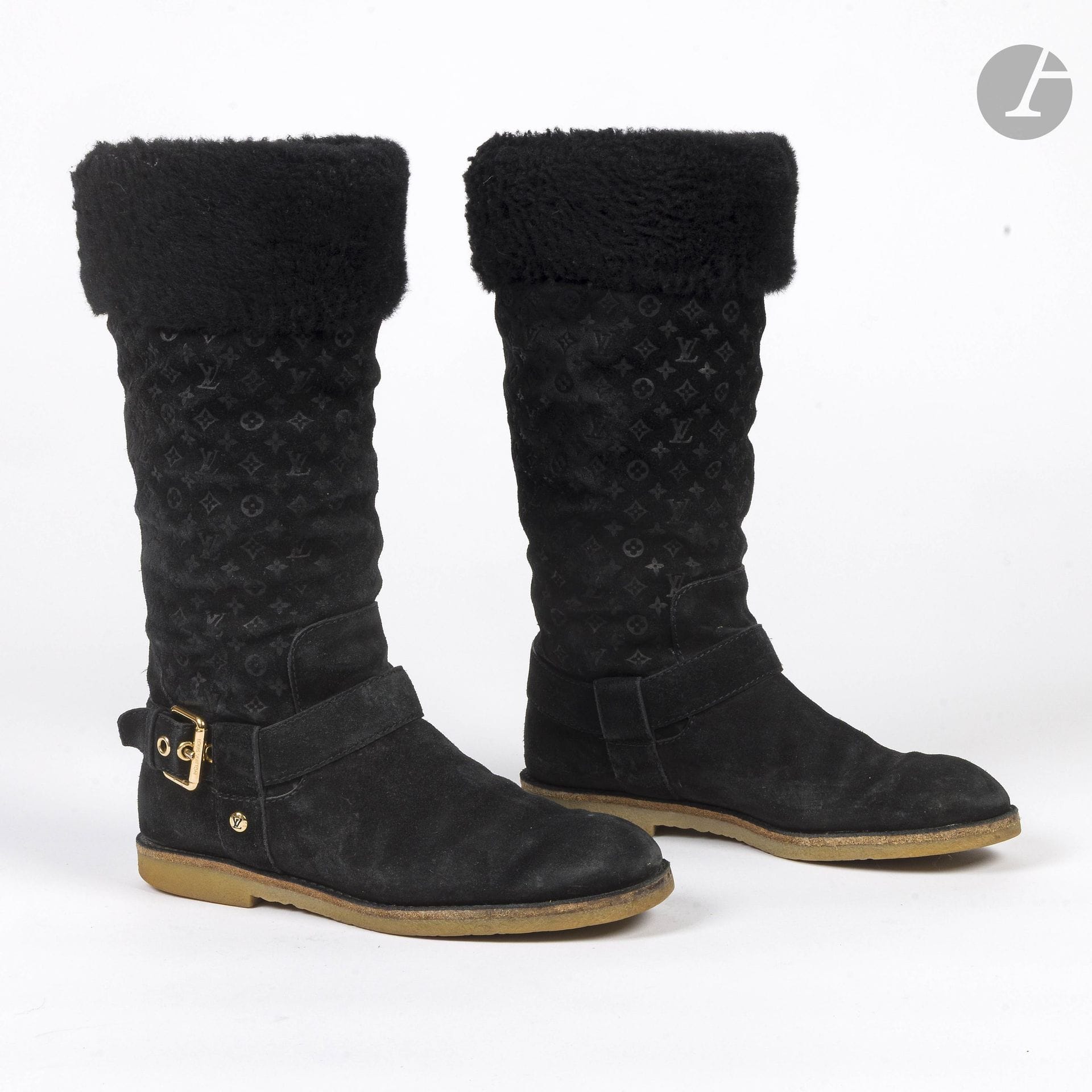 LOUIS VUITTON
Paire de bottes mi-hautes FAUVIST en veau velours noir frappé Monogram, semelles en crêpe, intérieur entièrement fourré de mouton. T.37 indiquée
Dans sa boîte
(petite patine)