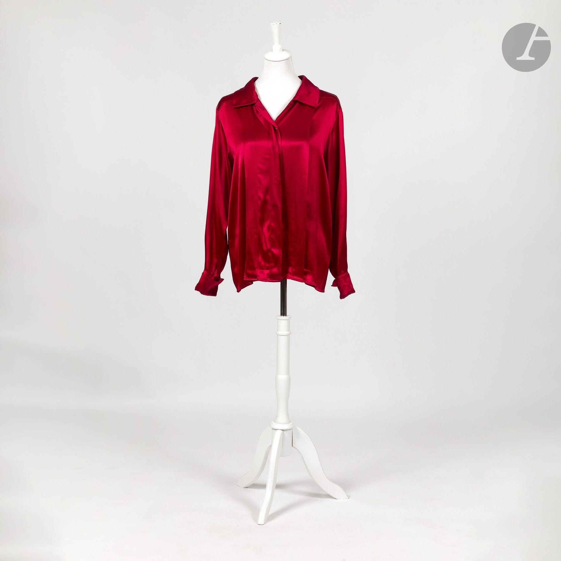 YVES SAINT LAURENT RIVE GAUCHE
Corsage en épais satin rouge. T.40 environ
(quelques marques)