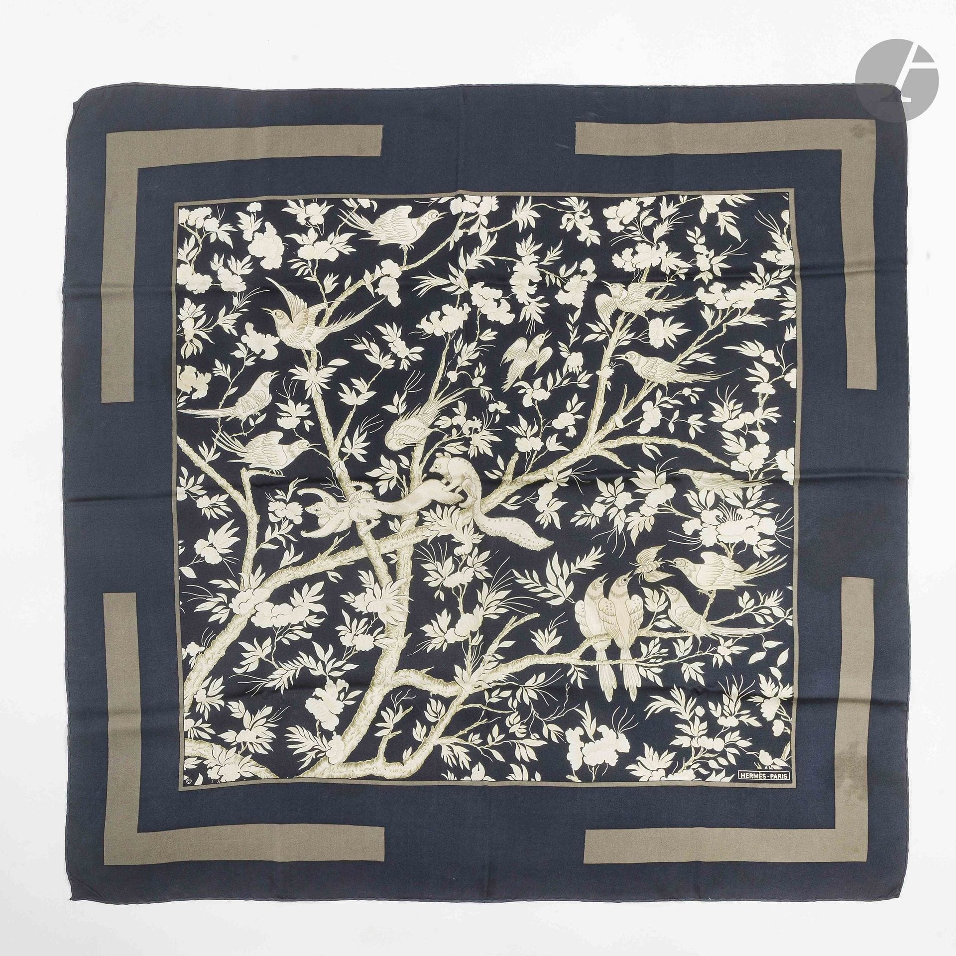HERMÈS PARIS
Carré 90 in “Vieille Chine” silk twill, black background with a gray-green border. Based on a design by Gabriella La Torre
(stains)

See the original piece, lot 11, and its variations, lots 12 through 19

Provenance:
Collection of the artist’s family. Assembled under the direction of Fabrizio La Torre, son of Gabriella La Torre, this collection reflects a desire to recreate a body of work that brings together the artist’s archives and pieces produced by Hermès.

Gabriella La Torre (Rome, 1894–1976) was a porcelain painter. Over several decades, she developed a distinctive body of work inspired in particular by her love of the decorative arts and antique porcelain, whose designs she studied and collected.

Beginning in 1957, she collaborated with Hermès, for which she created numerous designs that gave rise to silk scarves, ready-to-wear pieces, and porcelain objects. Her creative vision gave rise to patterns such as “Insects,” “Flowers and Braids,” “Oranges and Lemons,” “Cherries,” “Roosters,” and “Old China.”