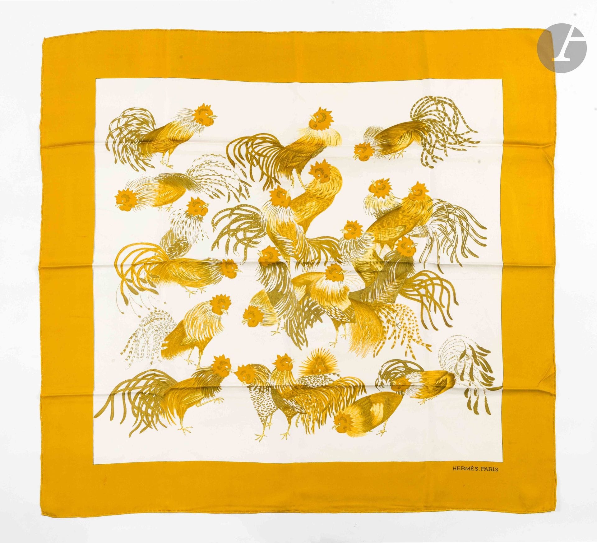 HERMÈS PARIS
Carré 90 in “Les Coqs” silk twill, with a white background and yellow border. Based on a design by Gabriella La Torre
(stains and pulled threads)

See variations in lots 29 through 38

Provenance:
Collection of the artist’s family. Assembled under the direction of Fabrizio La Torre, son of Gabriella La Torre, this collection reflects a desire to recreate a body of work that brings together the artist’s archives and pieces produced by Hermès.

Gabriella La Torre (Rome, 1894–1976) was a porcelain painter. Over several decades, she developed a distinctive body of work inspired in particular by her love of the decorative arts and antique porcelain, whose designs she studied and collected.

Beginning in 1957, she collaborated with Hermès, for which she created numerous designs that gave rise to silk scarves, ready-to-wear pieces, and porcelain objects. Her creative vision gave rise to patterns such as “Insects,” “Flowers and Braids,” “Oranges and Lemons,” “Cherries,” “Roosters,” and “Old China.”