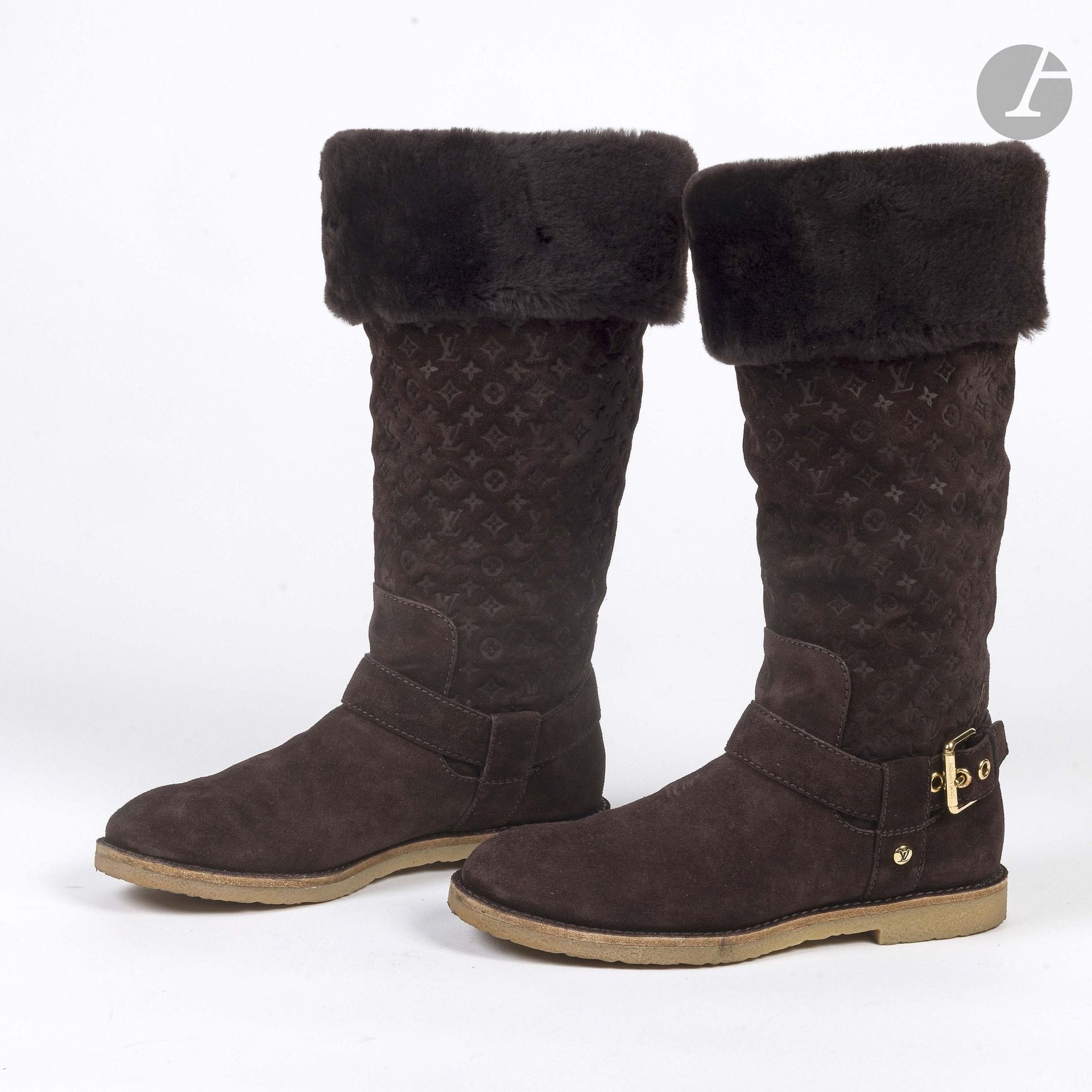 LOUIS VUITTON
Pair of FAUVIST mid-calf boots in mocha-colored calf suede with Monogram embossing, crepe soles, and fully lined with golden lambskin. Size 37 indicated
In its box
(slight patina)