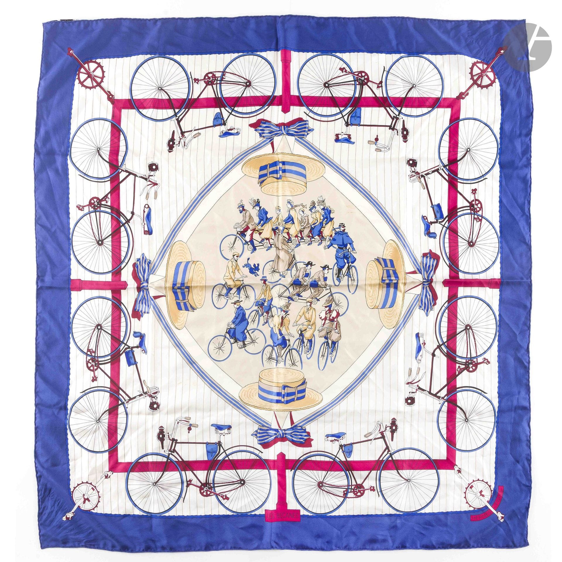 HERMÈS PARIS
Carré 90 en twill de soie "Les Bécanes", entourage bleu
(quelques taches)