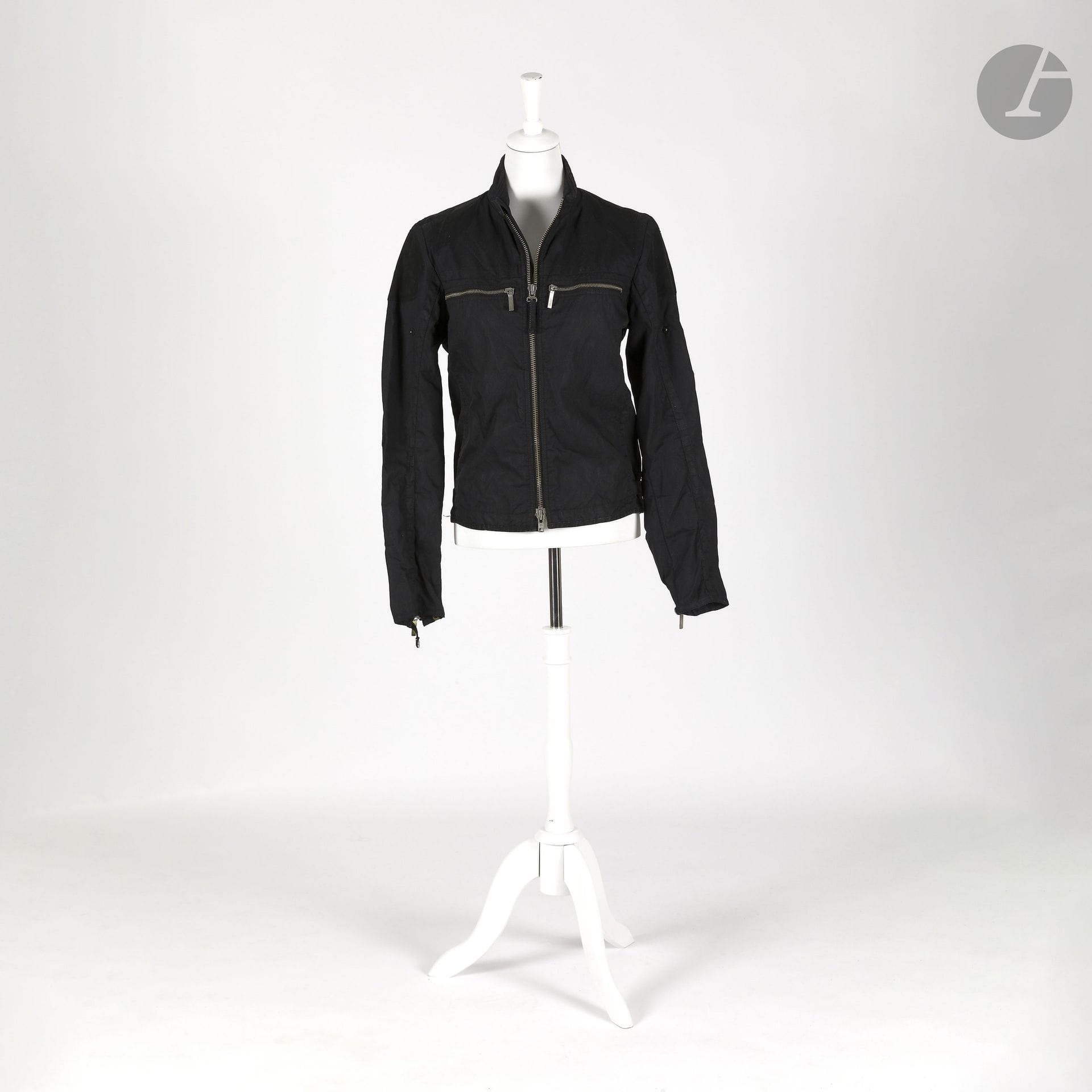 VERSACE SPORT
Men's black jacket with faux leather appliqué.
Men's size 48
(some signs of wear)