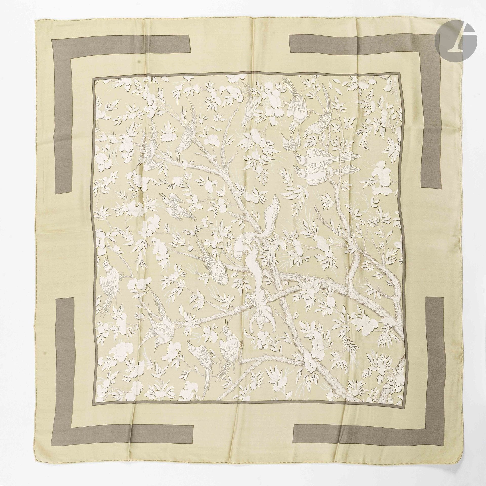 HERMÈS PARIS
Carré 90 in “Vieille Chine” silk twill, lime green background with a gray-green border. Based on a design by Gabriella La Torre
(a few loose threads)

See the original piece, lot 11, and its variations, lots 12 through 19

Provenance:
Collection of the artist’s family. Assembled under the guidance of Fabrizio La Torre, son of Gabriella La Torre, this collection reflects a desire to recreate a body of work that brings together the artist’s archives and pieces produced by Hermès.

Gabriella La Torre (Rome, 1894–1976) was a porcelain painter. Over several decades, she developed a personal body of work inspired in particular by her love of the decorative arts and antique porcelain, whose designs she studied and collected.

Beginning in 1957, she collaborated with Hermès, for which she created numerous designs that gave rise to silk scarves, ready-to-wear pieces, and porcelain objects. Her creative vision gave rise to patterns such as “Insects,” “Flowers and Braids,” “Oranges and Lemons,” “Cherries,” “Roosters,” and “Old China.”