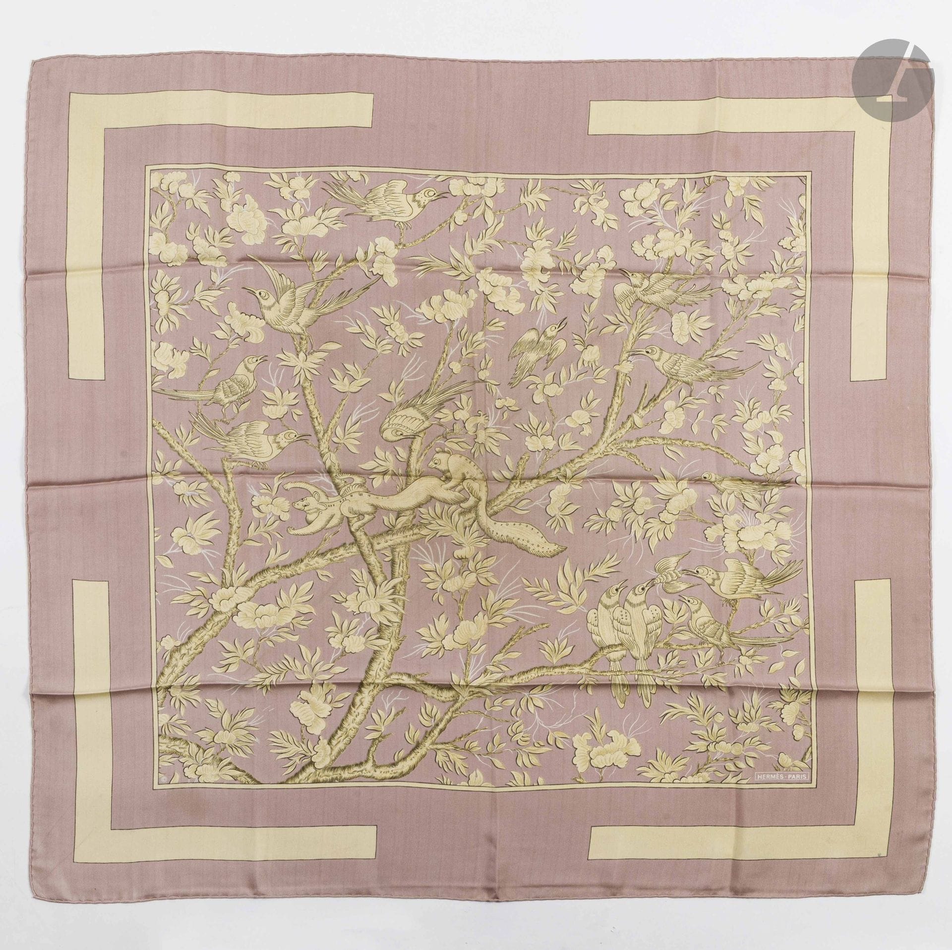 HERMÈS PARIS
Carré 90 in “Vieille Chine” silk twill, beige background with a pale yellow border. Based on a design by Gabriella La Torre
(stains in the folds)

See the original piece, lot 11, and its variations, lots 12 through 19

Provenance:
Collection of the artist’s family. Assembled under the direction of Fabrizio La Torre, son of Gabriella La Torre, this collection reflects a desire to recreate a body of work that brings together the artist’s archives and pieces produced by Hermès.

Gabriella La Torre (Rome, 1894–1976) was a porcelain painter. Over several decades, she developed a distinctive body of work inspired in particular by her love of the decorative arts and antique porcelain, whose designs she studied and collected.

Beginning in 1957, she collaborated with Hermès, for which she created numerous designs that gave rise to silk scarves, ready-to-wear pieces, and porcelain objects. Her creative vision gave rise to patterns such as “Insects,” “Flowers and Trims,” “Oranges and Lemons,” “Cherries,” “Roosters,” and “Old China.”