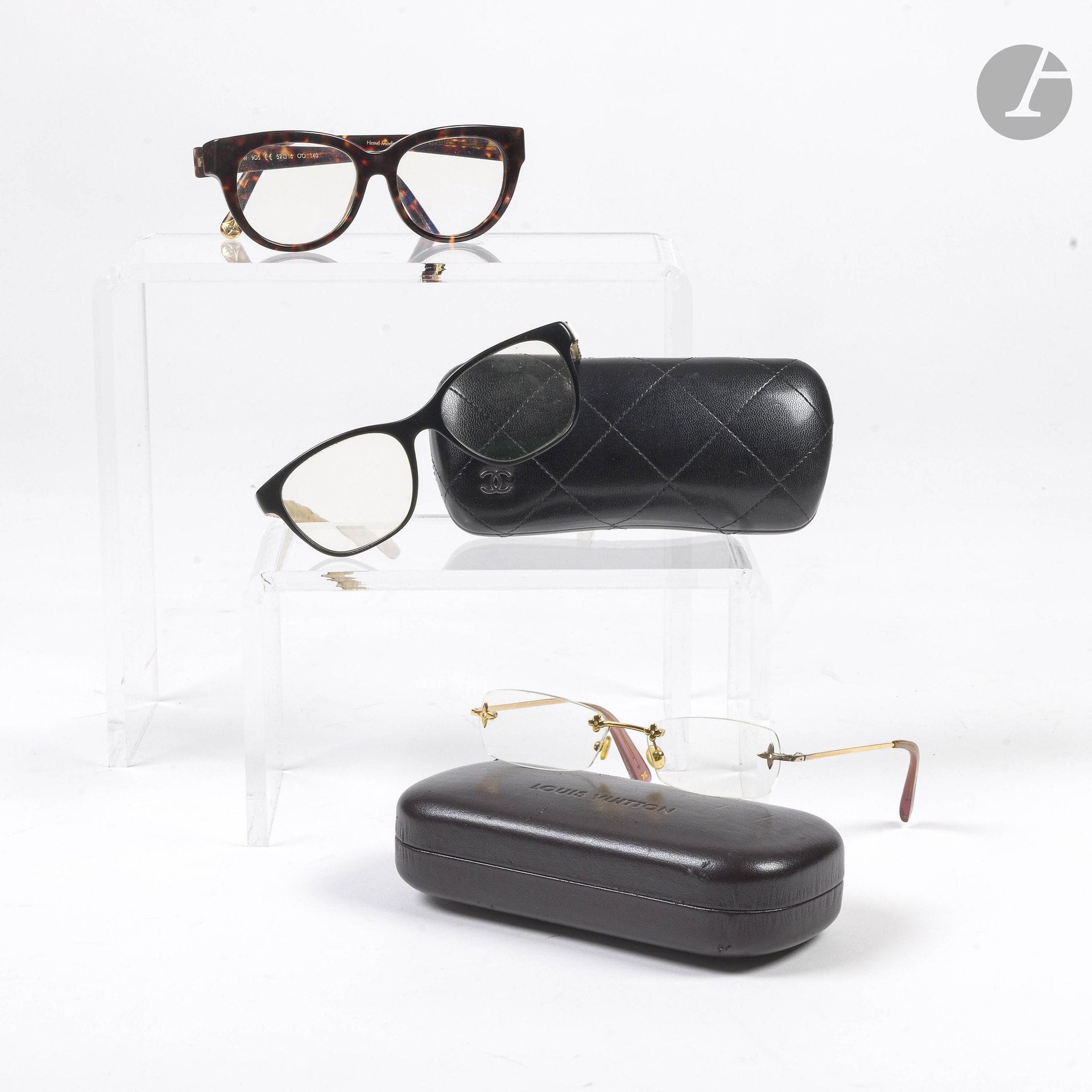CHANEL et LOUIS VUITTON
Trois paires de lunettes de vue. Deux avec étui
(traces d'usage et rayures)