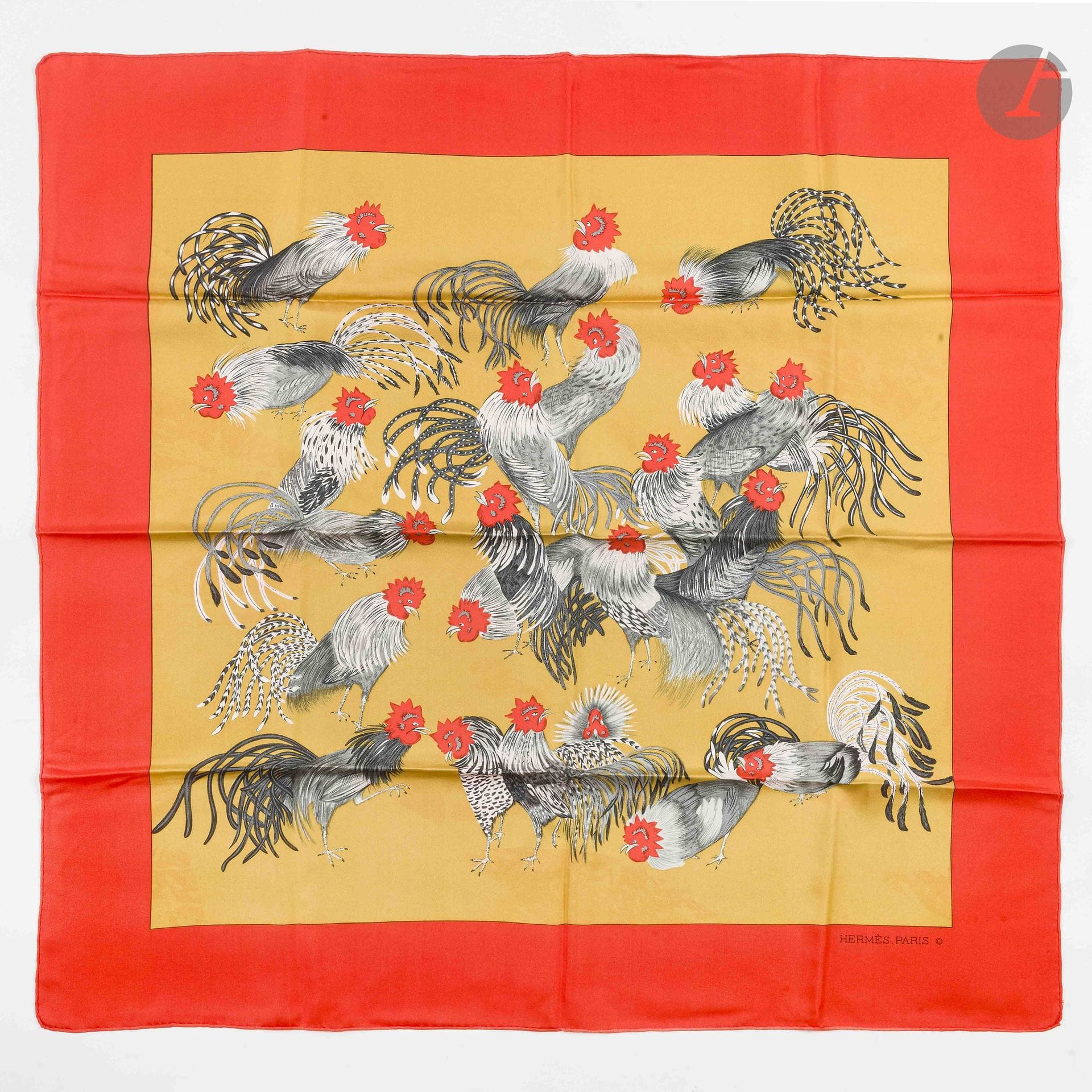 HERMÈS PARIS
Carré 90 en twill de soie Les Coqs, fond jaune d'or et entourage orange. D'après un dessin de Gabriella La Torre
(décolorations oranges dans le fond or, roulotté applati)

Voir ses déclinaisons du lot 29 à 38

Provenance :
Collection de la famille de l'artiste. Réunie sous l'impulsion de Fabrizio La Torre, fils de Gabriella La Torre, cette collection témoigne de la volonté de reconstituer un ensemble mettant en regard les archives de l'artiste et les pièces éditées par la Maison Hermès.

Gabriella La Torre (Rome, 1894–1976) est une artiste peintre sur porcelaine. Elle développe durant plusieurs décennies un travail personnel nourri notamment par son goût pour les arts décoratifs et les porcelaines anciennes, dont elle étudie et collectionne les décors.

À partir de 1957, elle collabore avec la Maison Hermès, pour laquelle elle crée de nombreux motifs qui donneront naissance à des carrés de soie, des pièces de prêt-à-porter et des objets en porcelaine. Son univers est notamment à l’origine de modèles tels que Insectes, Fleurs et Galons, Oranges et Citrons, Cerises, Les Coqs et Vieille Chine.