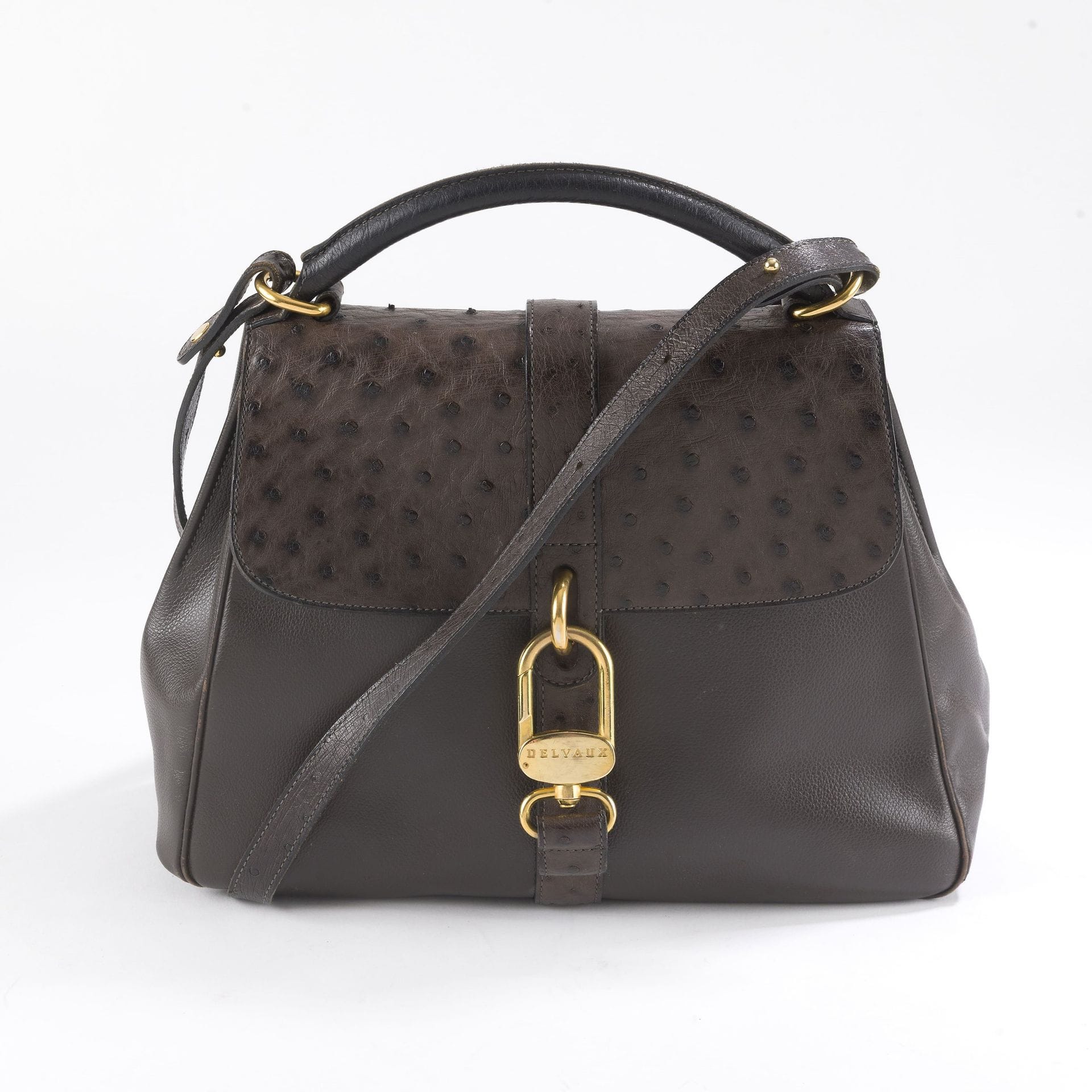 DELVAUX
Circa 2001
GIN FIZZ bag in grained leather and brown ostrich leather with a large carabiner clasp, gold-tone metal hardware, and a removable shoulder strap. Cognac-colored suede calfskin lining
32 x 25 x 13.5 cm
Dust bag
(wear on the corners and edges, a few minor scratches from use, some scuffs from use)