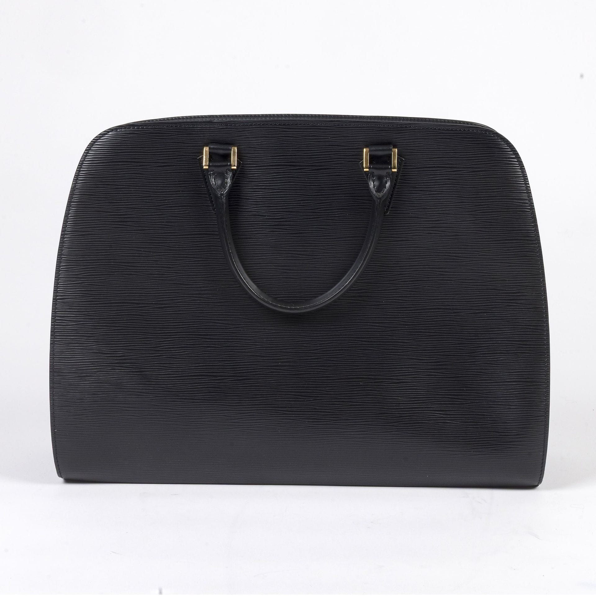 LOUIS VUITTON
Sac SORBONNE en cuir épi noir, garniture en métal doré, deux fermetures à zip
42,5 x 32,5 x 12 cm
Dustbag
(poches qui s'effritent, petites craquelures au bordures d'angles)