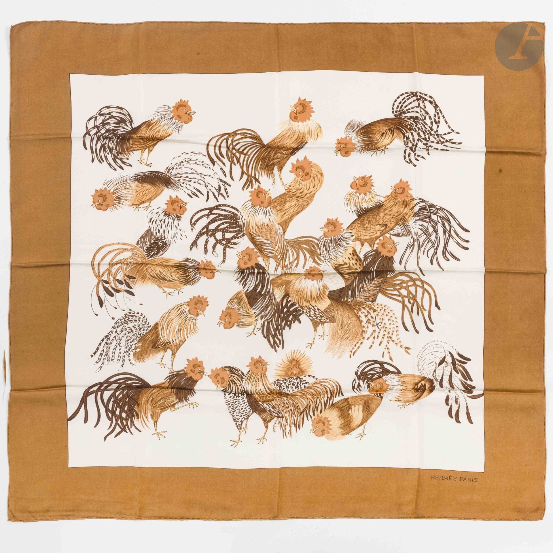 HERMÈS PARIS
Carré 90 in “Les Coqs” silk twill, with a cream background and brown border. Based on a design by Gabriella La Torre
(a few small stains)

See variations in lots 29 through 38

Provenance:
Collection of the artist’s family. Assembled under the guidance of Fabrizio La Torre, son of Gabriella La Torre, this collection reflects a desire to recreate a body of work that brings together the artist’s archives and pieces produced by Hermès.

Gabriella La Torre (Rome, 1894–1976) was a porcelain painter. Over several decades, she developed a distinctive body of work inspired in particular by her love of the decorative arts and antique porcelain, whose designs she studied and collected.

Beginning in 1957, she collaborated with Hermès, for which she created numerous designs that gave rise to silk scarves, ready-to-wear pieces, and porcelain objects. Her creative vision gave rise to patterns such as “Insects,” “Flowers and Braids,” “Oranges and Lemons,” “Cherries,” “Roosters,” and “Old China.”