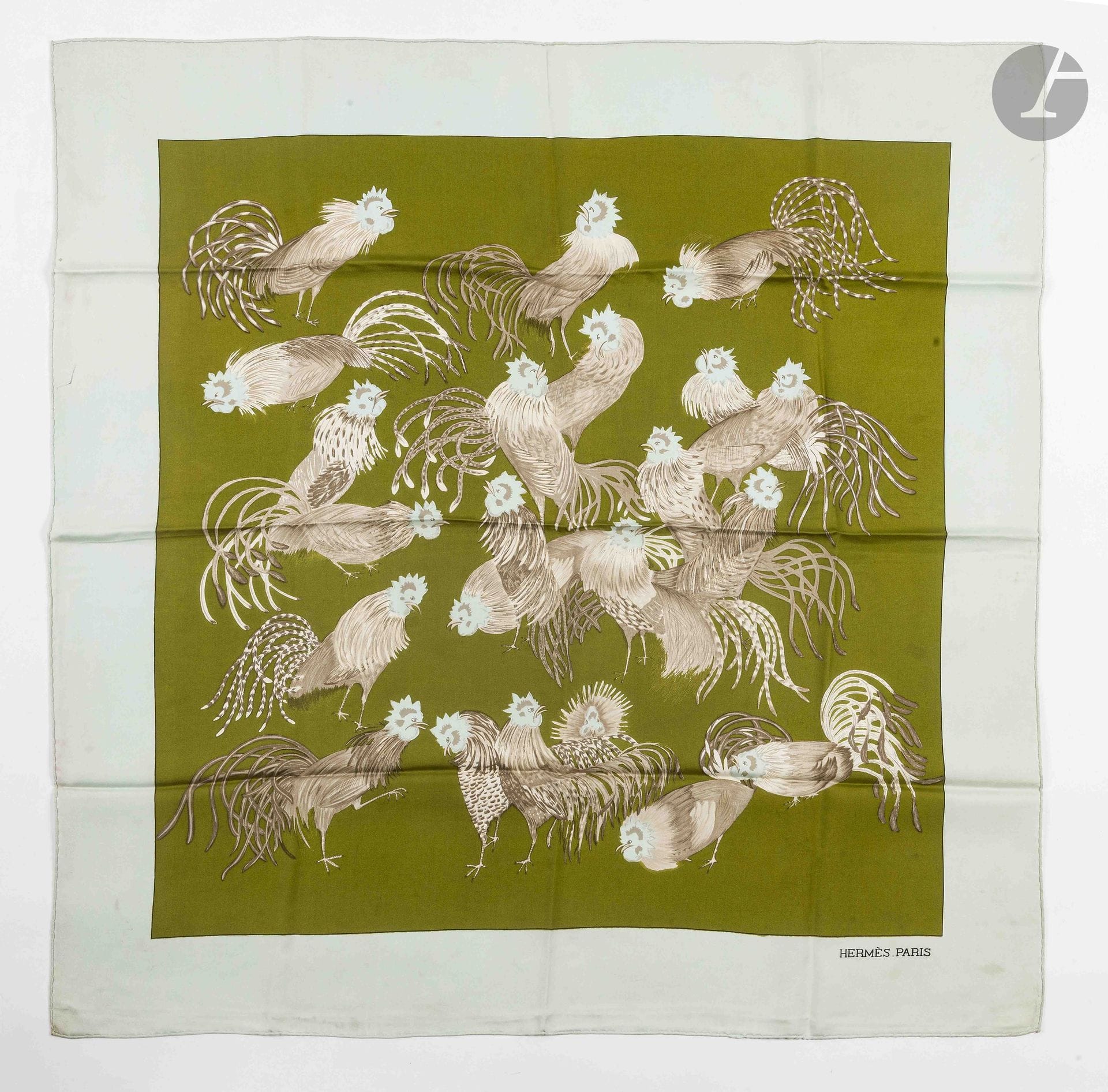 HERMÈS PARIS
Carré 90 in “Les Coqs” silk twill, with a green background and sky-blue border. Based on a design by Gabriella La Torre
In its box
(stains and discoloration)

See variations in lots 29 through 38

Provenance:
Collection of the artist’s family. Assembled under the guidance of Fabrizio La Torre, son of Gabriella La Torre, this collection reflects a desire to recreate a body of work that brings together the artist’s archives and pieces produced by Hermès.

Gabriella La Torre (Rome, 1894–1976) was a porcelain painter. Over several decades, she developed a distinctive body of work inspired in particular by her love of the decorative arts and antique porcelain, whose designs she studied and collected.

Beginning in 1957, she collaborated with Hermès, for which she created numerous designs that gave rise to silk scarves, ready-to-wear pieces, and porcelain objects. Her creative vision gave rise to collections such as Insects, Flowers and Braids, Oranges and Lemons, Cherries, Roosters, and Old China.
