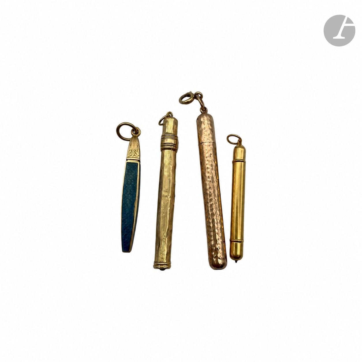 Set of four 750/°°° gold pendant mechanical pencils, one of which is blue enameled (enamel chipped).
Gross weight: 20.6 g

BUYER'S FEES: 8% (excluding tax)