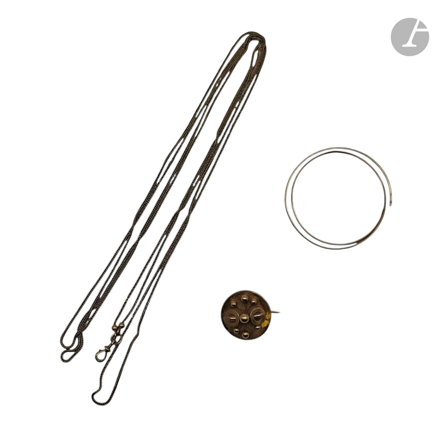 Lot en or jaune 750/°°° comprenant :
- Une broche ronde,
- Une longue chaine,
- Un débris en or. 
Poids net : 24.9 g

FRAIS ACHETEUR : 8% HT