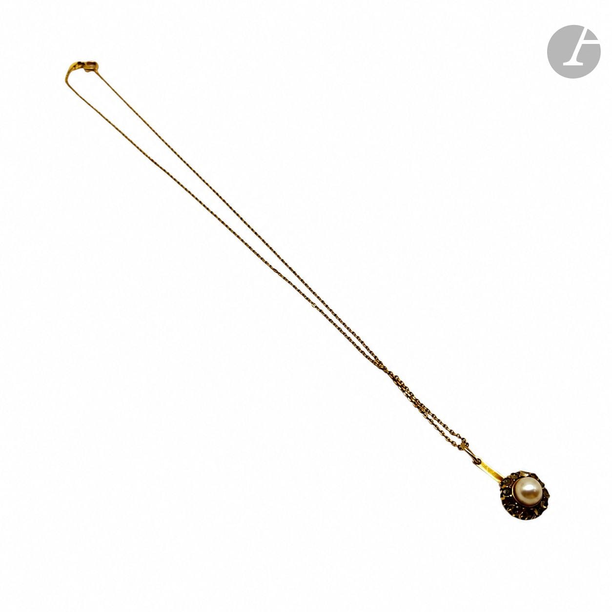 Une chaine et son pendentif en or 750/°°°.
Le pendentif serti de brillants et d'une perle.
Poids brut  : 4.3 g

FRAIS ACHETEUR : 8% HT
