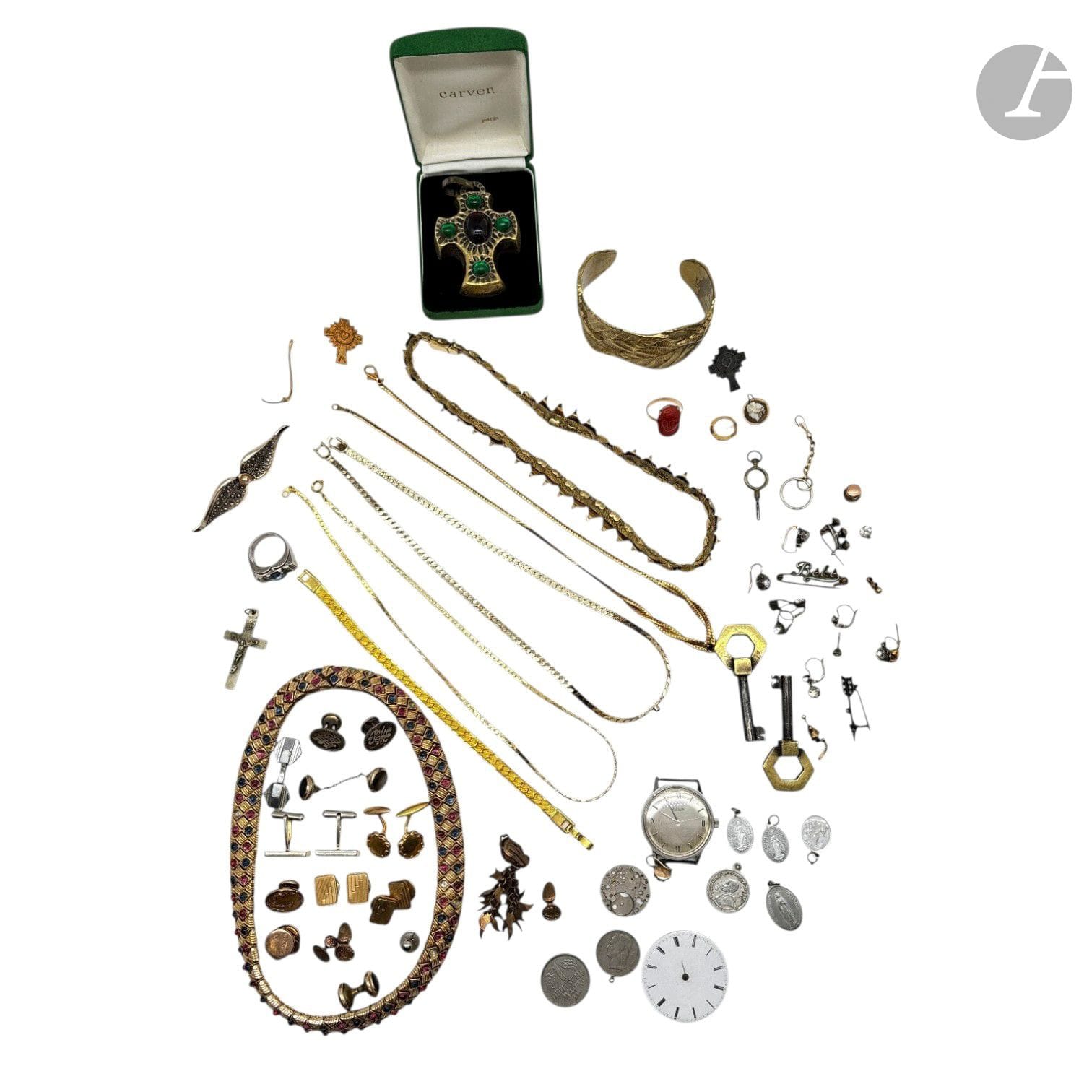 Fort lot de bijoux fantaisie comprenant : 
- JAEGER LECOULTRE 
Un boîtier de montre en acier. D. 33 mm
- Une bague en argent 800/°°° sertie d'une pierre bleue.
Poids brut : 10.7 g
- Des boutons et boutons de manchettes.
- Une croix dans un écrin Carven. 
- Cinq colliers et deux bracelets.
- Des bagues, brillants et débris 
- Deux clefs, un cadran et des médailles.

FRAIS ACHETEUR: 20% TTC