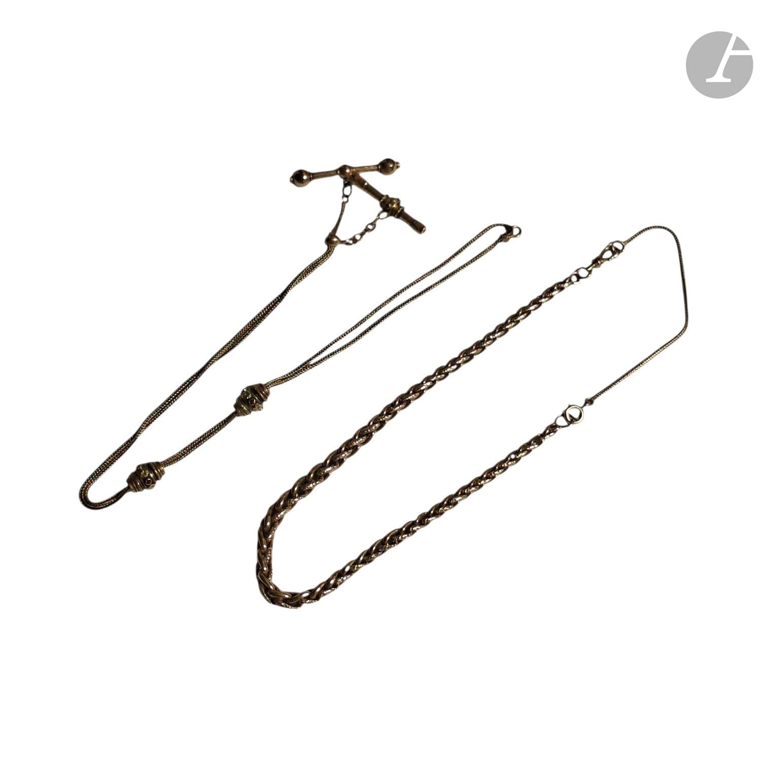 750/°°° gold set including:
- A yellow gold watch chain.
Net weight: 26 g
- A yellow gold watch chain with loops and pendants set with semi-precious stones. 
Gross weight: 19.4 g

BUYER'S FEES: 8% (excl. tax)