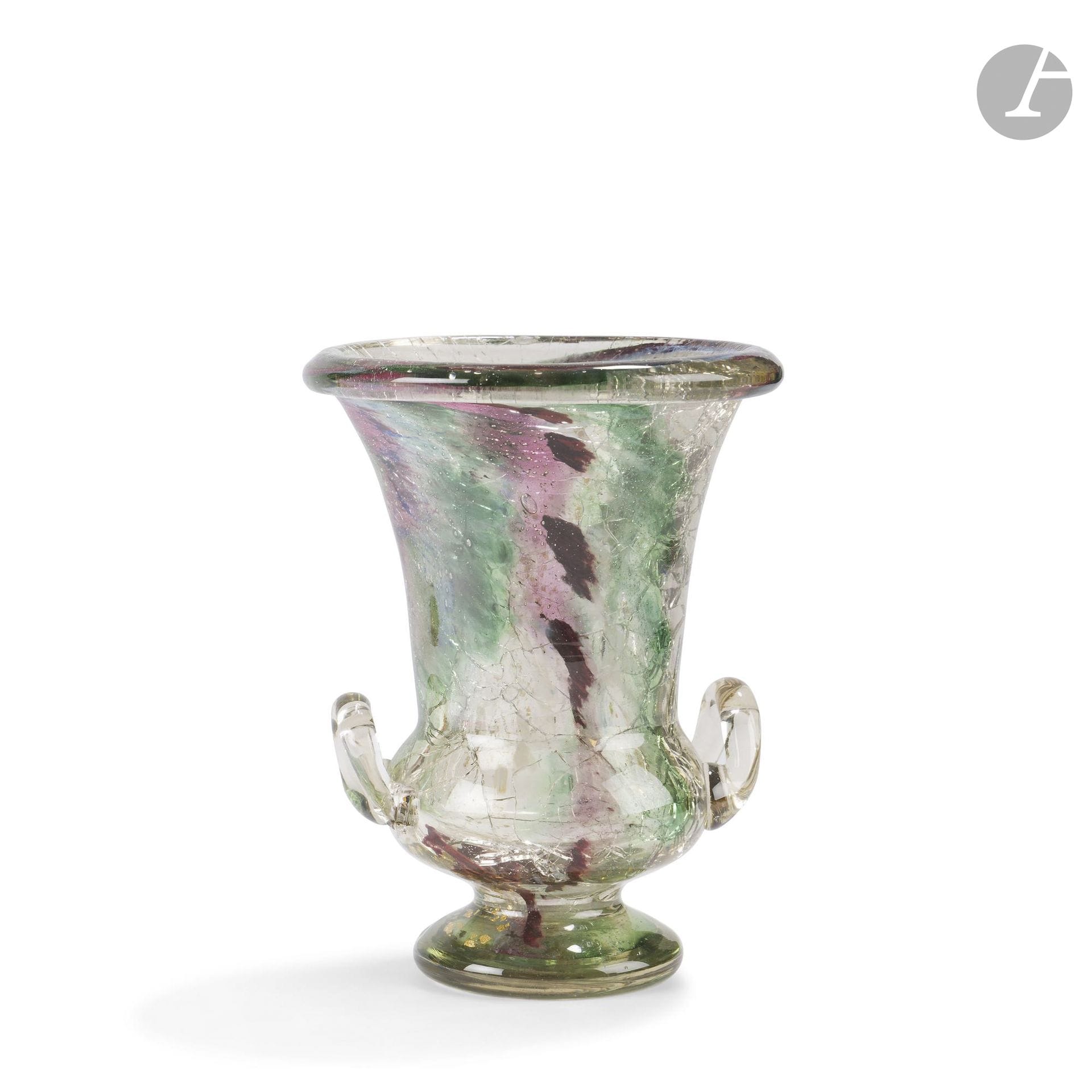 ERNEST-BAPTISTE LÉVEILLÉ (1841-1913) ARTISTE VERRIER & LOUIS DAMON (1860-1947) ÉDITEUR ET V.S.W. (PROBABLEMENT POUR L’EXPORTATION) – AU VASE ETRUSQUE
Sans titre, 1898
Vase de type Médicis. Épreuve en verre légèrement fumé, en partie craquelé, aux polychromies en trainées et aux paillons or en inclusions. Années 1880-1890. Marqué V.S.W. DAMON 1898 sous la base. H.17cm