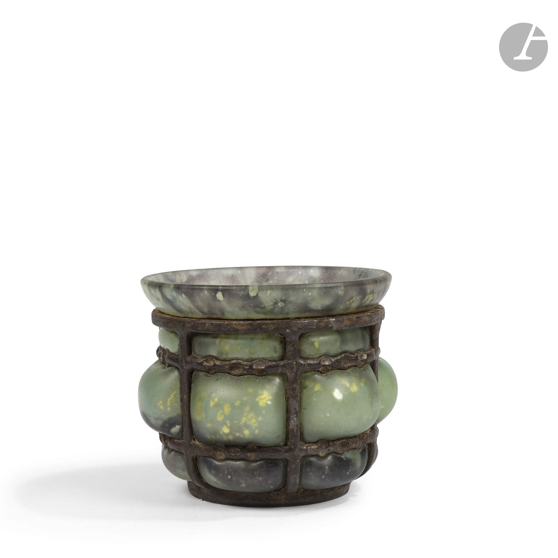 DAUM & MAJORELLE – LOUIS MAJORELLE (1859-1926) & DAUM NANCY VERRIER
Vase. Épreuve en verre aux colorations intercalaires, soufflée dans une monture en fer forgé patiné; le décor est enrichi de feuilles d’or éclatéesen intercalaires. Années 1920. Signée L.MAJORELLE – DAUM Nancy, en gravure sous la base. H.13cm – D.15cm