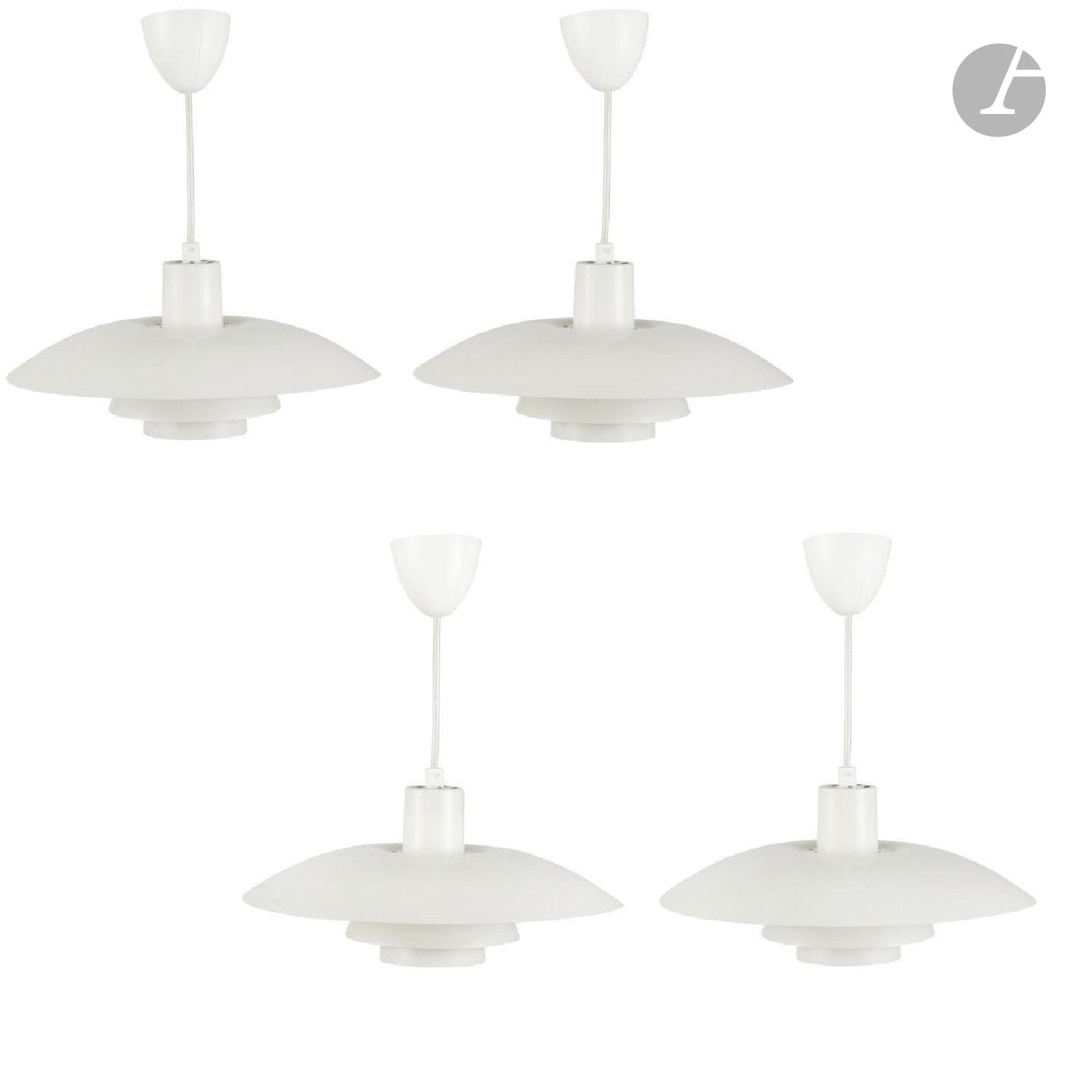 POUL HENNINGSEN (1894-1967) DESIGNER & LOUI POULSEN ÉDITEUR
PH4/3
Suite de 4 suspensions en métal laqué blanc. Les couronnes soutenant deux réflecteurs chacune. Chaque suspension porte l’étiquette d’éditeur à l’intérieur. H.60cm – D.40cm