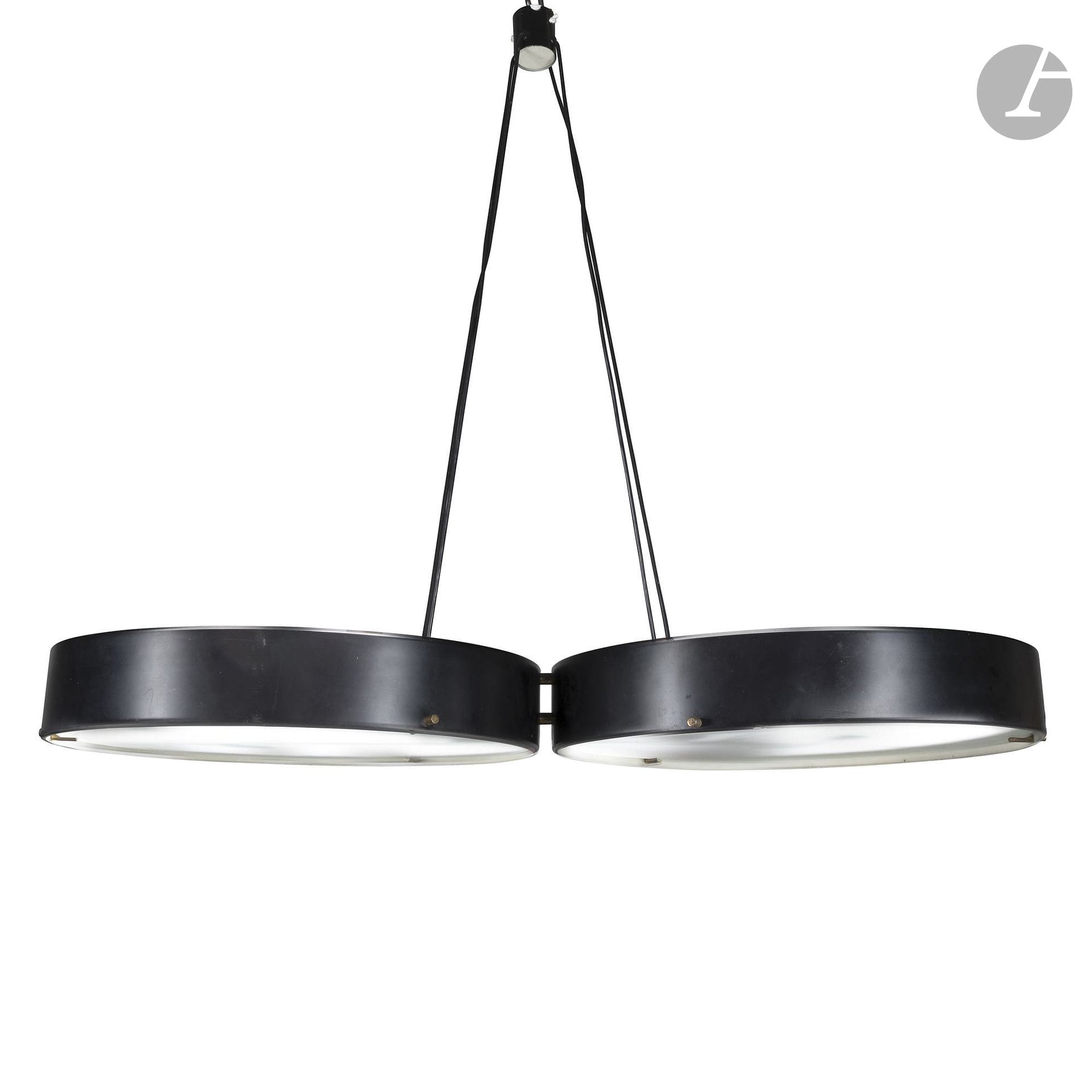 STILNOVO – BRUNO GATTA (1904-1976) DESIGNER ET FONDATEUR DE LA MAISON D’ÉDITION EN 1946
288 à double couronne, modèle créé vers [1954]
Suspension double. Les couronnes en métal laqué noir; l’intérieur en blanc. La diffusion de la lumière assurée par un disque en verre dépoli maintenu par des taquets en laiton sur chaque cerclage. Complète de son cache-bélière en métal laqué noir. H.104cm – L.120cm – l.60cm

Bibliographie et œuvre en rapport:
Clémence et Didier Krzentowski – The Complete Designers’ Light II – Éditions des auteurs, Paris, 2014. Un modèle à une seule couronne (réf. 288) reproduit et décrit page 54.