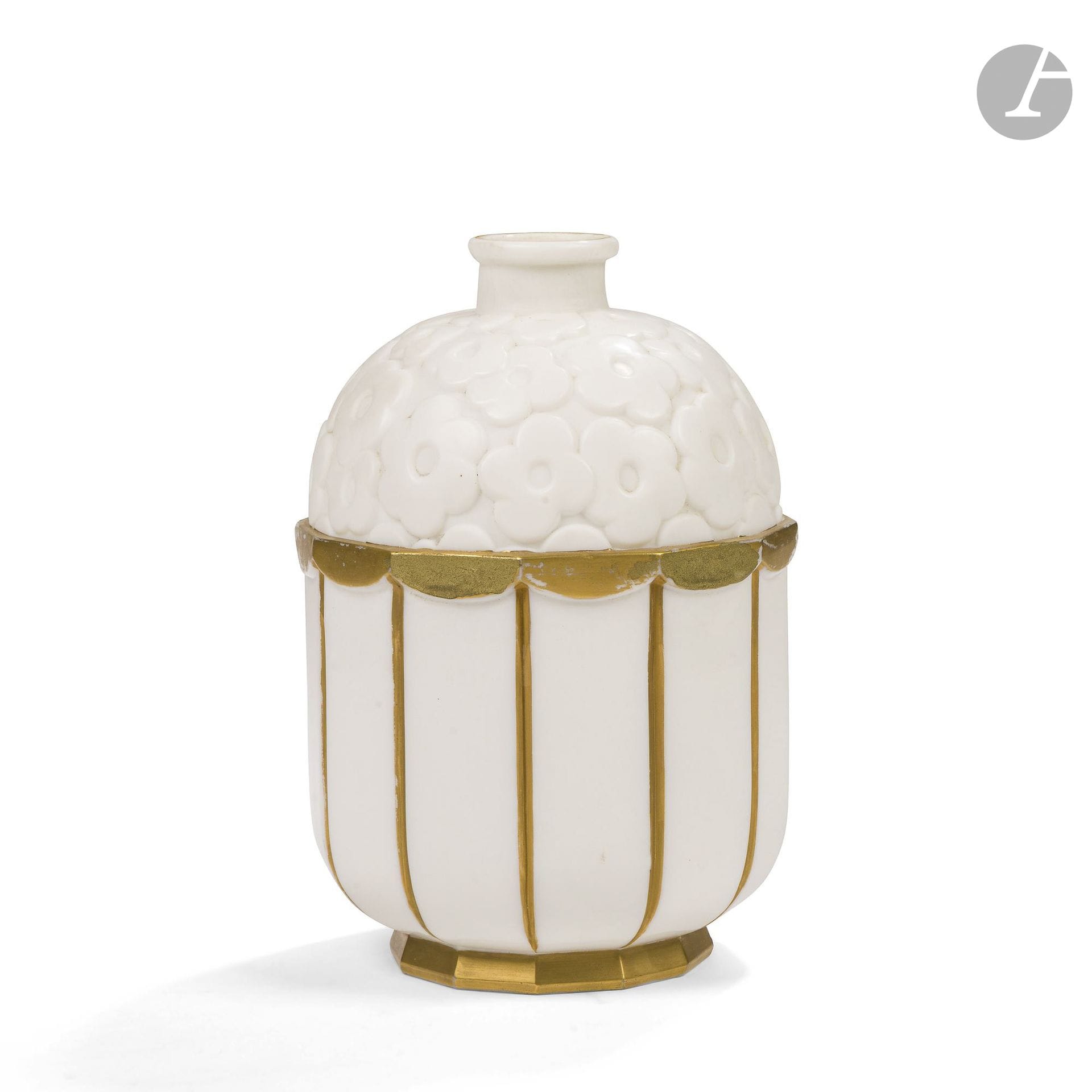 GABILLA PARFUMEUR & CRISTALLERIE DE BACCARAT – GEORGES CHEVALIER (1894-1987) CONCEPTEUR DU MODÈLE
Mon talisman, très grande version, modèle créé vers [1926]
Base du grand flacon éponyme. Épreuve en cristal opalin laiteux; en partie rehaussé à l’or. Années 1920-1930. Vendu sans son bouchon, usures éparses à la dorure sur l’épaulement. Titré GABILLA Paris à l’or en partie basse, porte le cachet circulaire de la cristallerie de BACCARAT sous la base. H.23cm

Bibliographie:
Collectif – Baccarat; les flacons à parfum – Éditions de la Compagnie des Cristalleries de Baccarat et Hanri Addor & Associés, Paris, 1986. Modèle identique, ou plus petit, reproduit page 169 (ill. 621).