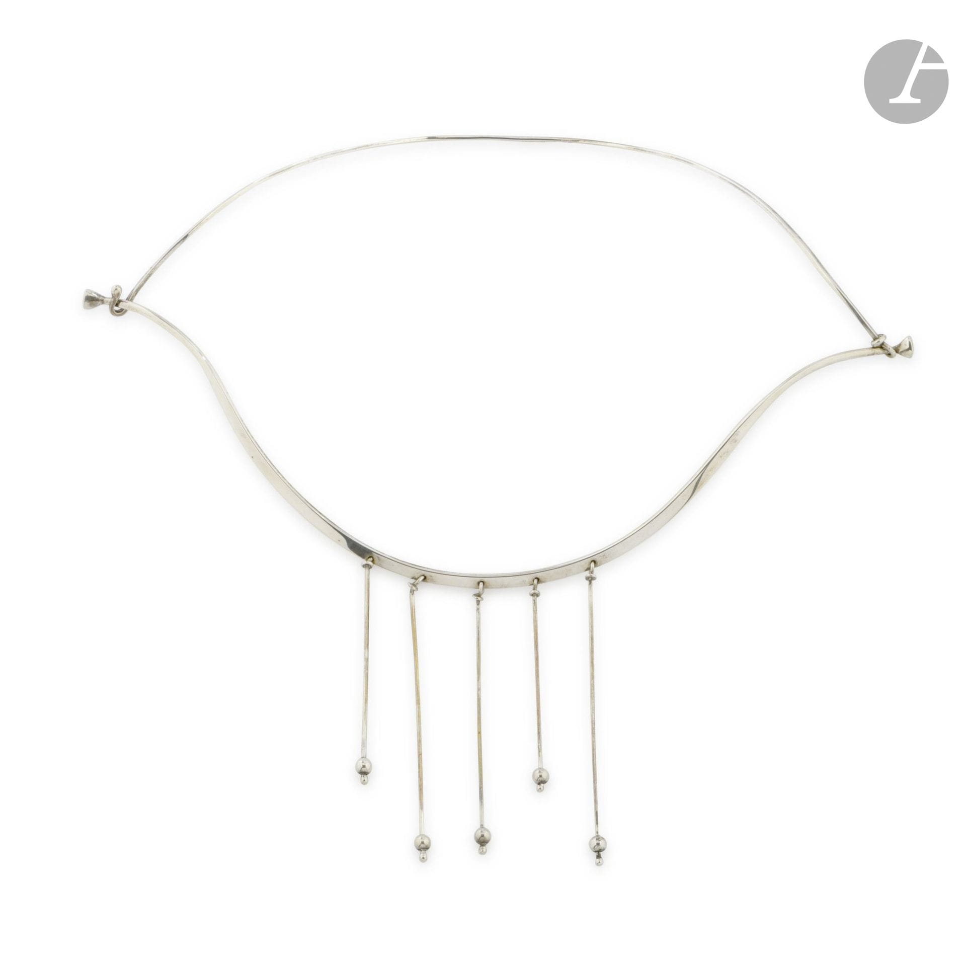 VIVIANNA TORUN BÜLOW-HÜBE (1927-2004) – COLLECTION GALERIE AT HOME TOULOUSE
Collier ras de cou à cinq pendants. Argent 800‰. Années 1970. Signé TORUN et porte les poinçons deMaître et de garantie. H.21cm – L.22cm - Poids brut: 29g

Provenance:
Galerie At Home, Toulouse, fondée par Jacques Pulvermacher en 1959.