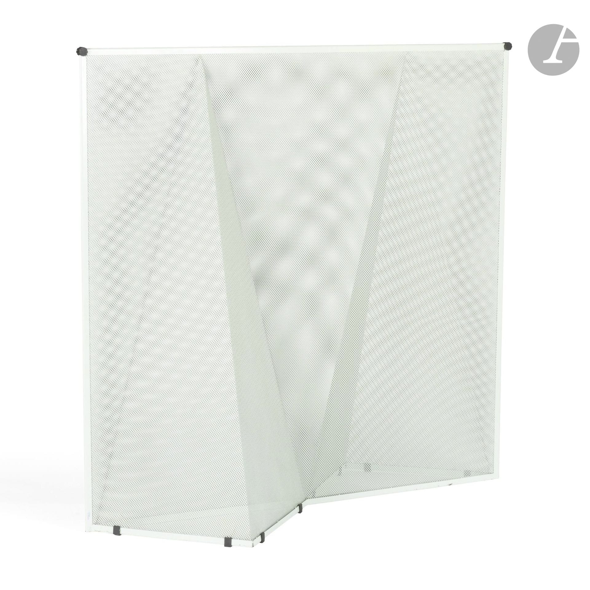 MARIO BOTTA (NÉ EN 1943) DESIGNER &ALIAS ÉDITEUR
Nilla Rossa, modèle conçu en [1993]
Paravent double face. Épreuve en métal perforé et métal plat laqué vert amande d’origine. H.138cm – L.140cm – P.70cm

Bibliographie:
Jerryll Habegger et Joseph H. Osman – Sourcebook of modern furniture – Éditions W.W. Norton, New York, 1997. Un modèle identique reproduit page 378.