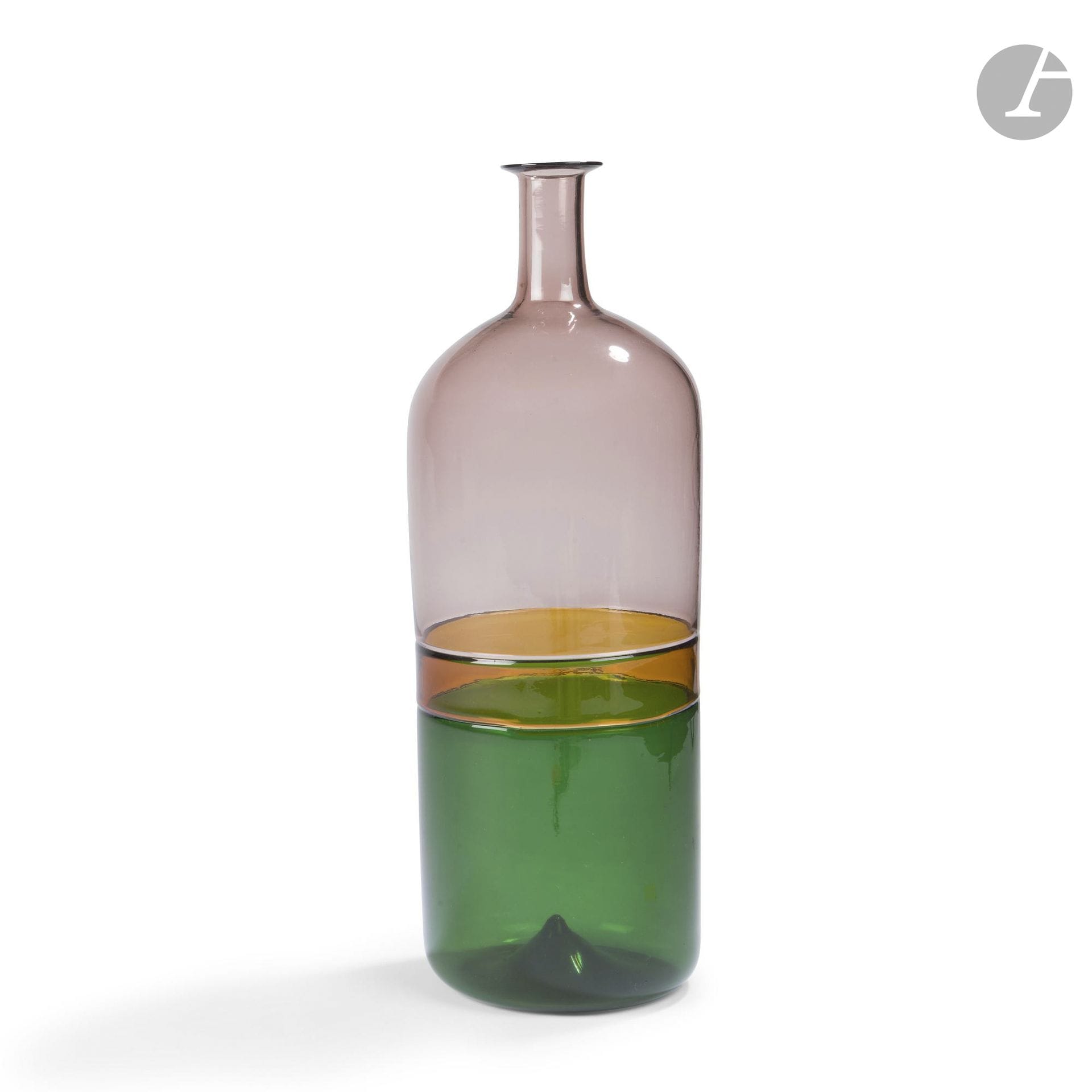 TAPIO WIRKKALA (1915-1985) DESIGNER & VENINI VETRI D’ARTE
Bolle, la série initiée en [1966], notre épreuve datée de 2006
Haut vase bouteille à col soliflore. Épreuve en verre de trois couleurs; vert, ambre, lie-de-vin. Marqué et daté VENINI 2006 sous la base. H.41,5cm