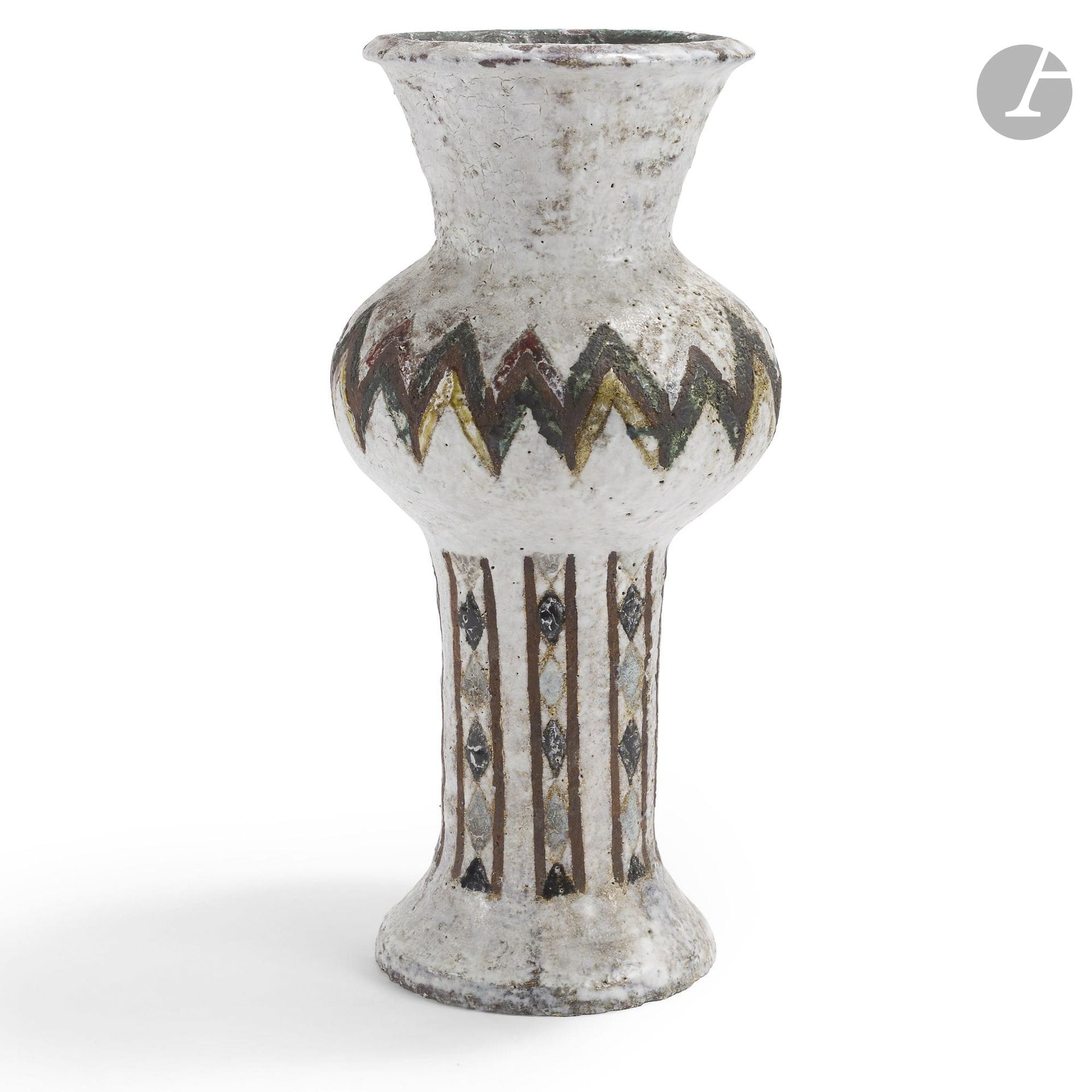 FERNANDE KOHLER (NÉE EN 1935) À VALLAURIS
Motifs géométriques
Spectaculaire vase; la base tronconique, le centre bulbeux et le col évasé. Épreuve en céramique émaillée; le décor tire traité polychrome sur fond granité blanc nuancé. Signé et situé F. KOHLER Vallauris sous la base. H.46cm