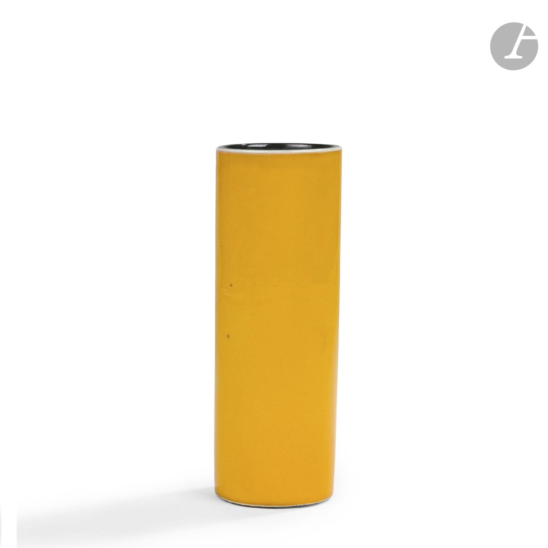 GEORGES JOUVE (1910-1964)
Cylindre, circa 1955
Vase rouleau. Épreuve en céramique émaillée jaune safran, l’intérieur émaillé noir. Deux cheveux démarrant au col. Signé JOUVE et du monogramme A. P.(aux lettres entrelacées) pour Apollon, marque dite à l’Alpha, au revers. H.18cm

Bibliographie:
Préface de Pierre Bergé, textes de Philippe Jousse et de Norbert Pierlot – Georges Jouve – Éditions Jousse Entreprise, Paris, 2005. Modèles identiques, dans différentes tailles et couleurs, reproduitspages6, 18, 19, 62, 63, 64, 65, 102, 103, 106, 150, 254, 255, 259, 287, 288, 289 et 292.