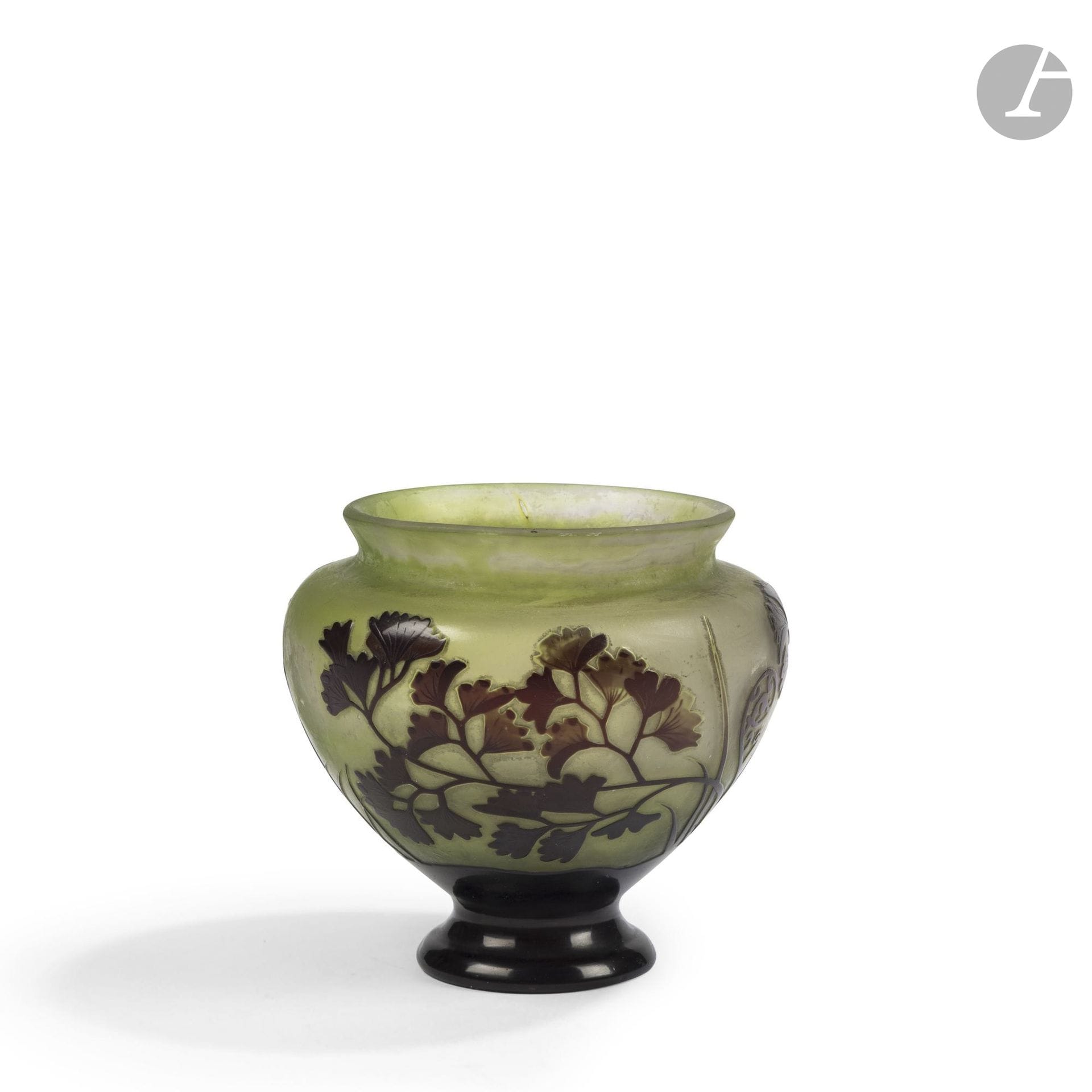 ÉTABLISSEMENTS GALLÉ (1904-1936)
Gingko biloba
Vase obovoïde sur piédouche et à très large col annulaire. Épreuve en verre multicouche; le décor dégagé à l’acide et traité prune sur fond vert. Signé GALLÉ, en réserve gravé en camée à l’acide. H.9cm